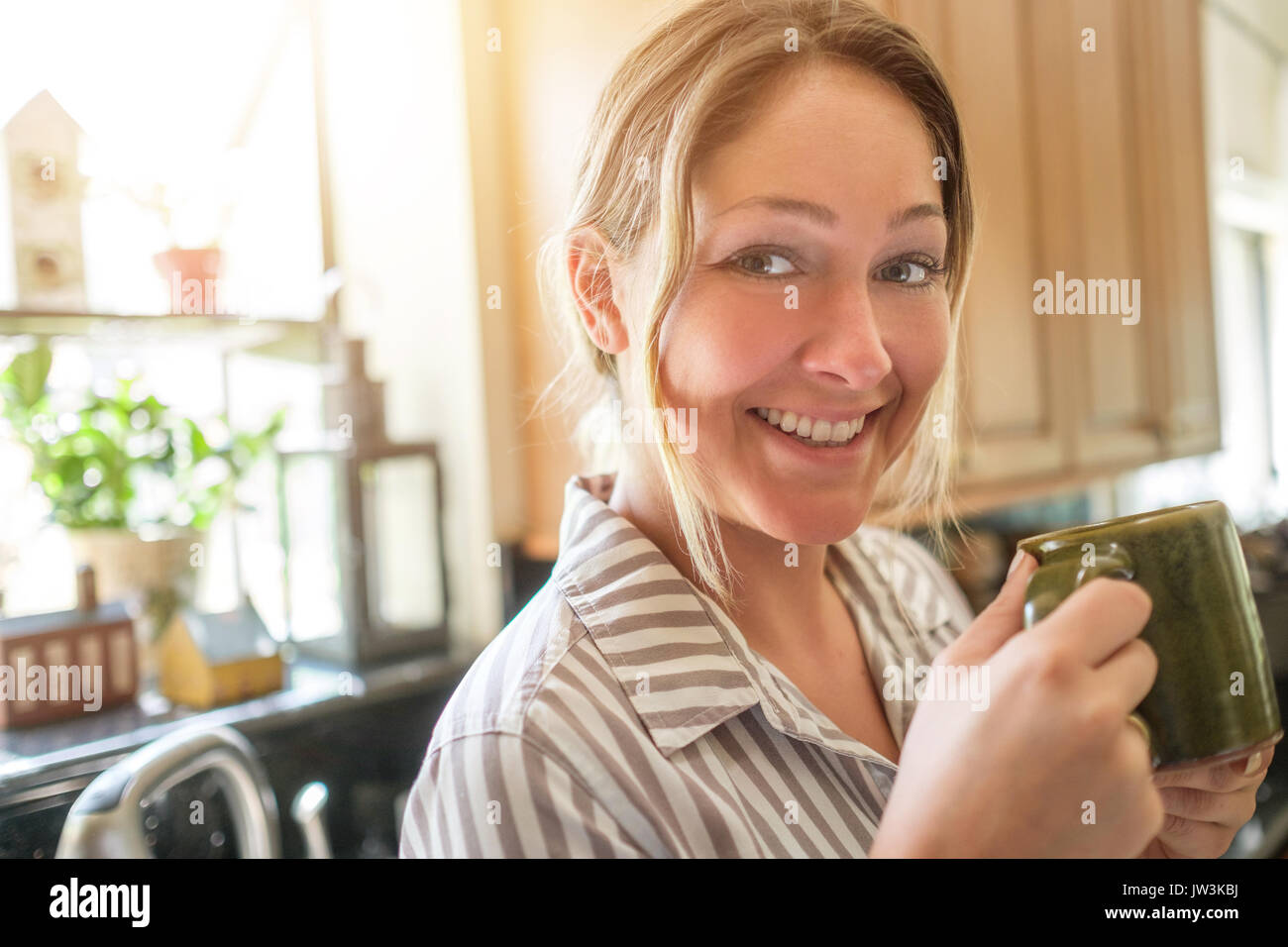Ritratto di donna sorridente con tazza Foto Stock