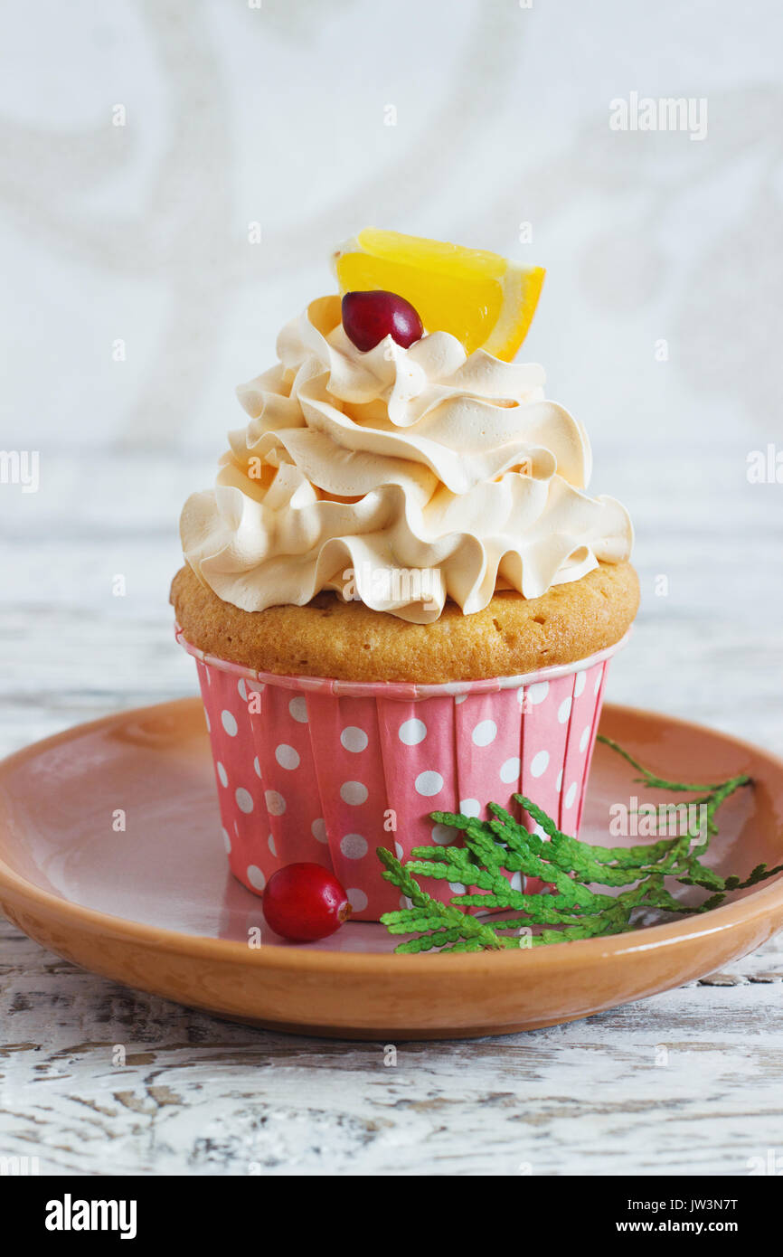 Tortini di natale con la panna montata topping e cranberrieson . Christmas Festive cibo dolce. Foto Stock