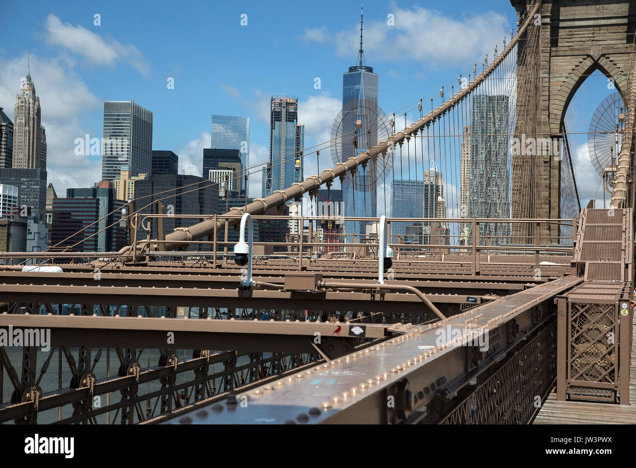 La parte inferiore di Manhattan e il World Trade Center come si vede dal ponte di Brooklyn Foto Stock