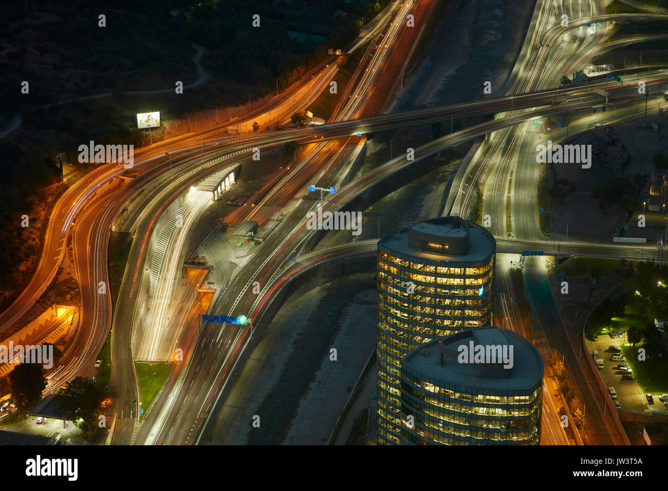Autostrade, fiume Mapocho, e i blocchi degli uffici visitati di notte dal Cielo Costanera grattacielo, Santiago del Cile, Sud America Foto Stock