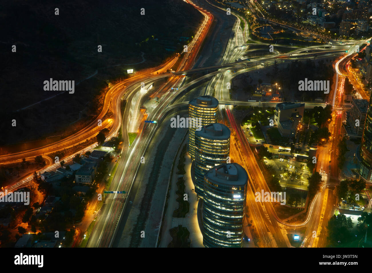 Autostrade, fiume Mapocho, e i blocchi degli uffici visitati di notte dal Cielo Costanera grattacielo, Santiago del Cile, Sud America Foto Stock