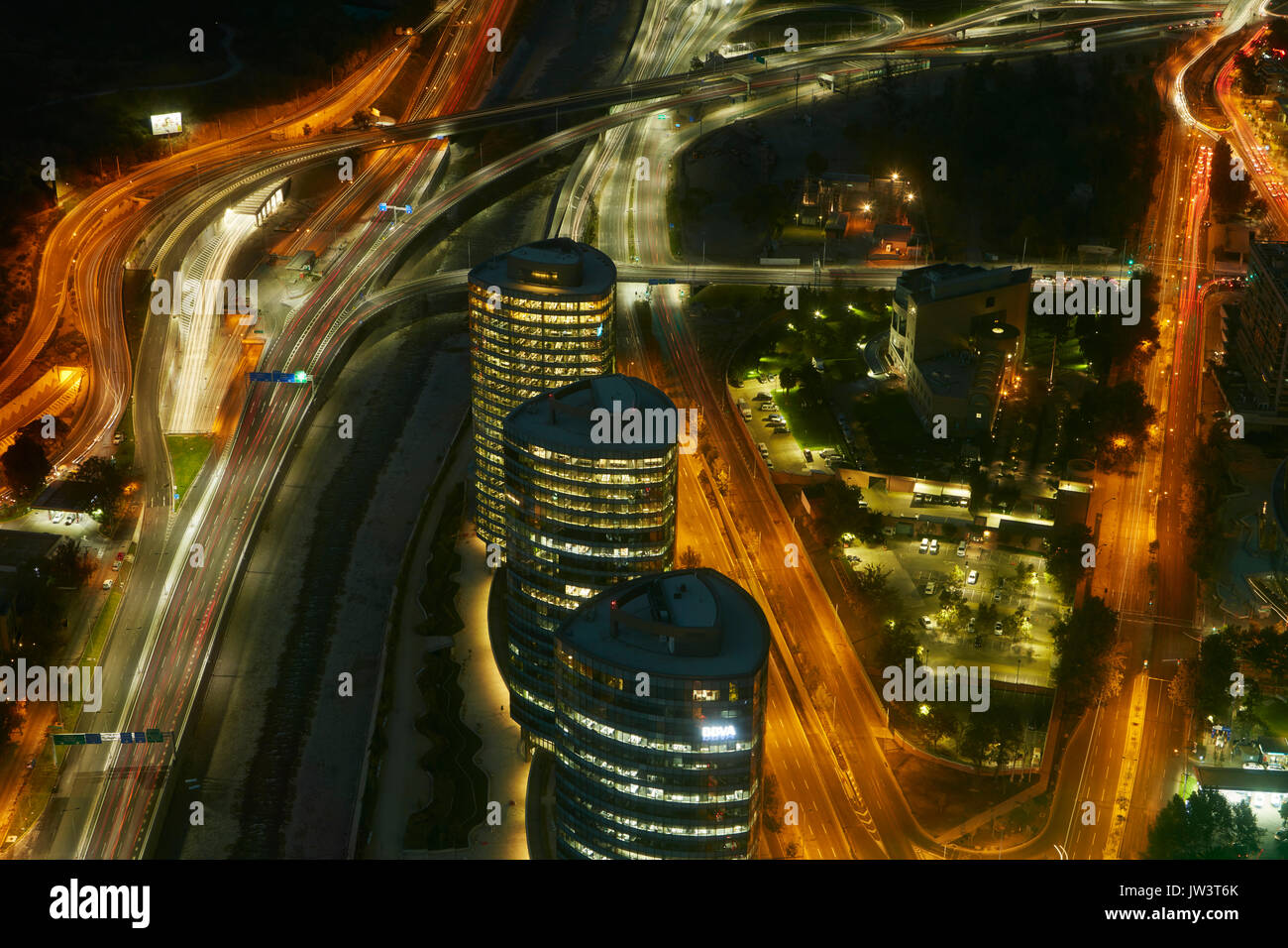Autostrade, fiume Mapocho, e i blocchi degli uffici visitati di notte dal Cielo Costanera grattacielo, Santiago del Cile, Sud America Foto Stock