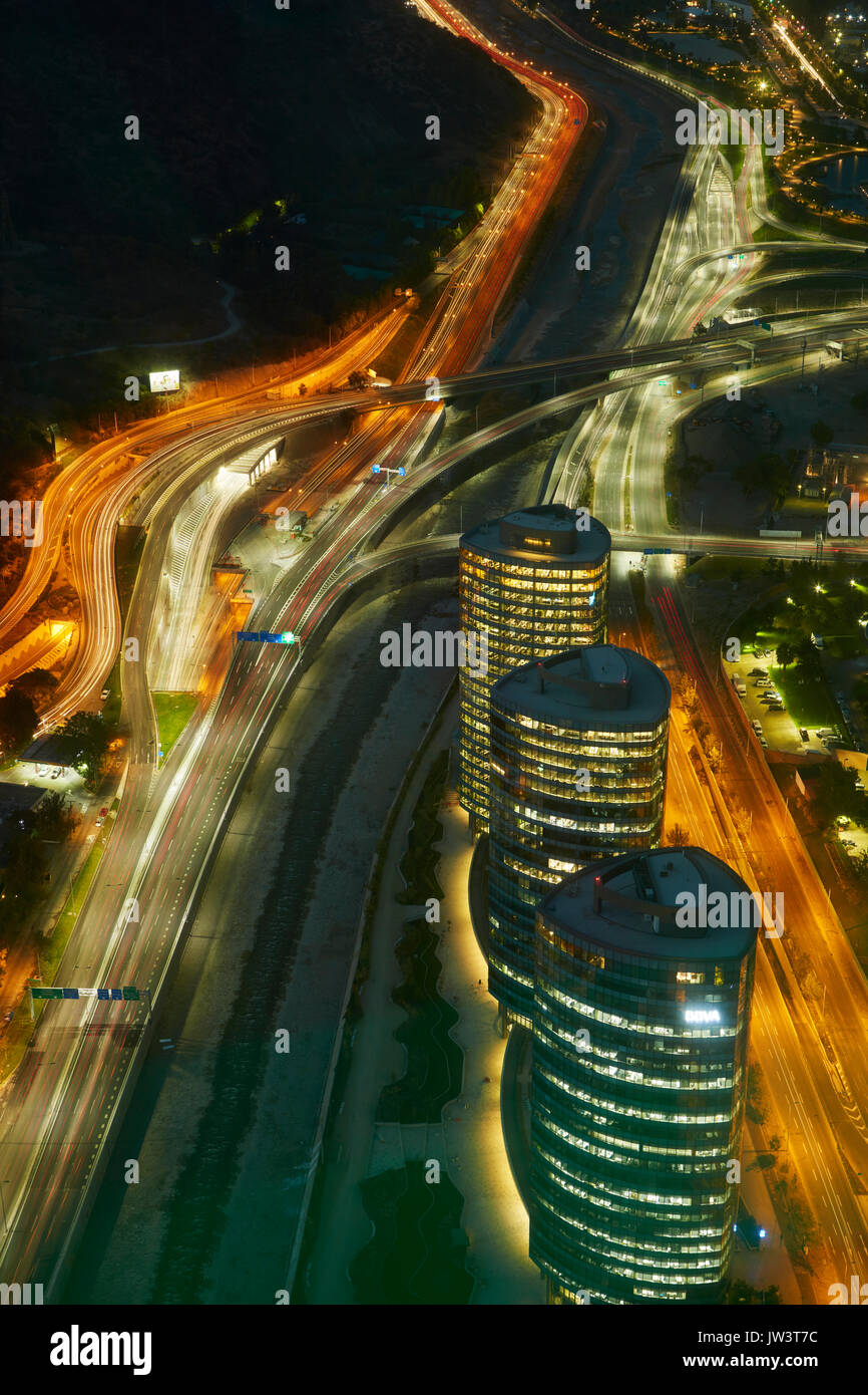 Autostrade, fiume Mapocho, e i blocchi degli uffici visitati di notte dal Cielo Costanera grattacielo, Santiago del Cile, Sud America Foto Stock