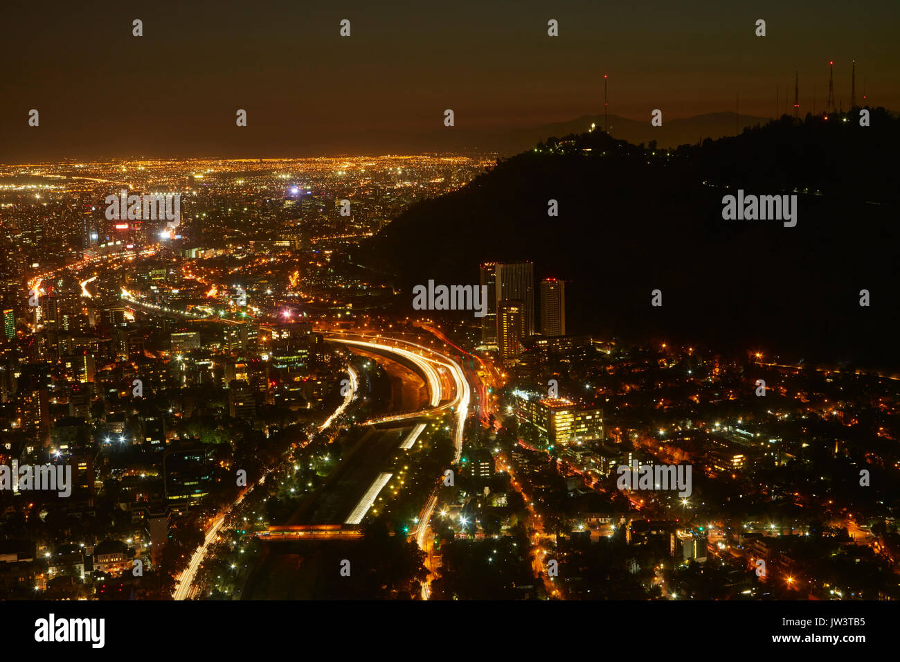 Fiume Mapocho, Providencia, e Cerro San Christobal, viste di notte dal Cielo Costanera grattacielo, Santiago del Cile, Sud America Foto Stock