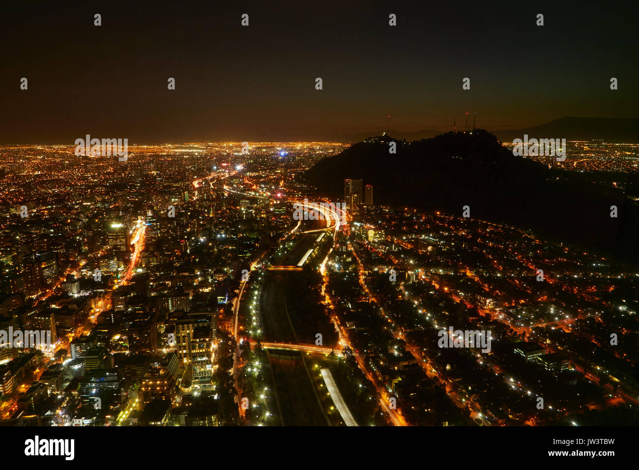 Fiume Mapocho, Providencia, e Cerro San Christobal, viste di notte dal Cielo Costanera grattacielo, Santiago del Cile, Sud America Foto Stock