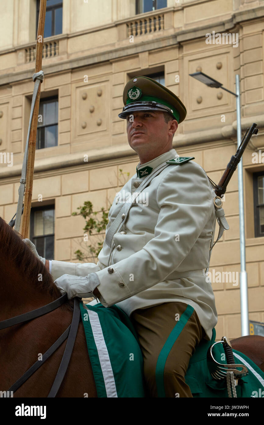 Il poliziotto armato a cavallo per La Moneda (Palazzo Presidenziale), Plaza de la Constitución, Santiago del Cile, Sud America Foto Stock