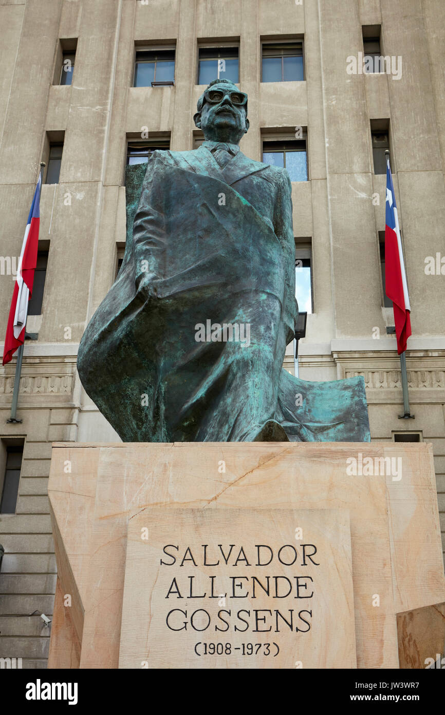 Statua di Ex Presidente Salvador Allende, Plaza de la Constitucion, Santiago del Cile, Sud America Foto Stock