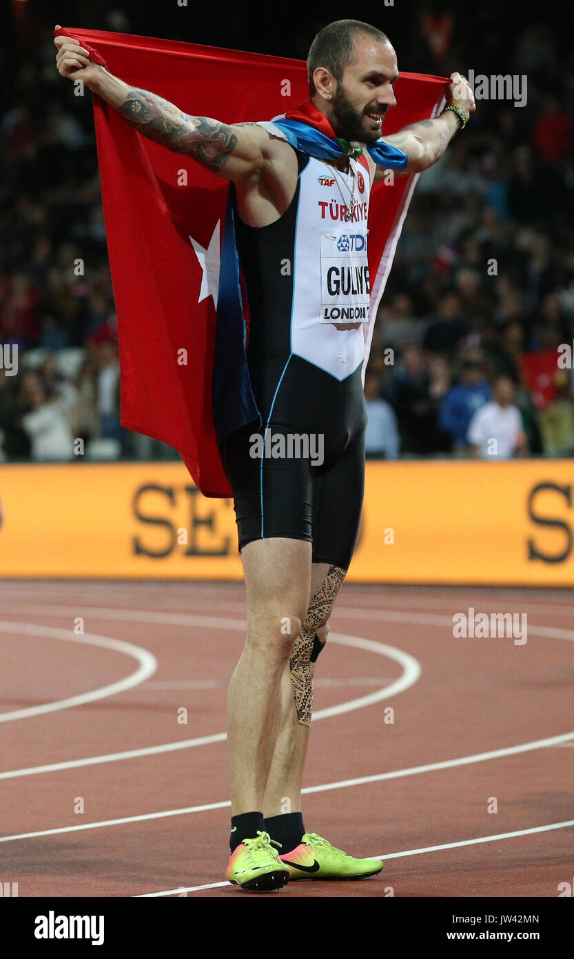 La Turchia Ramil Guliyev celebra tenendo l'oro in Uomini 200m Finale durante il giorno sette del 2017 IAAF Campionati del mondo presso il London Stadium. Foto Stock