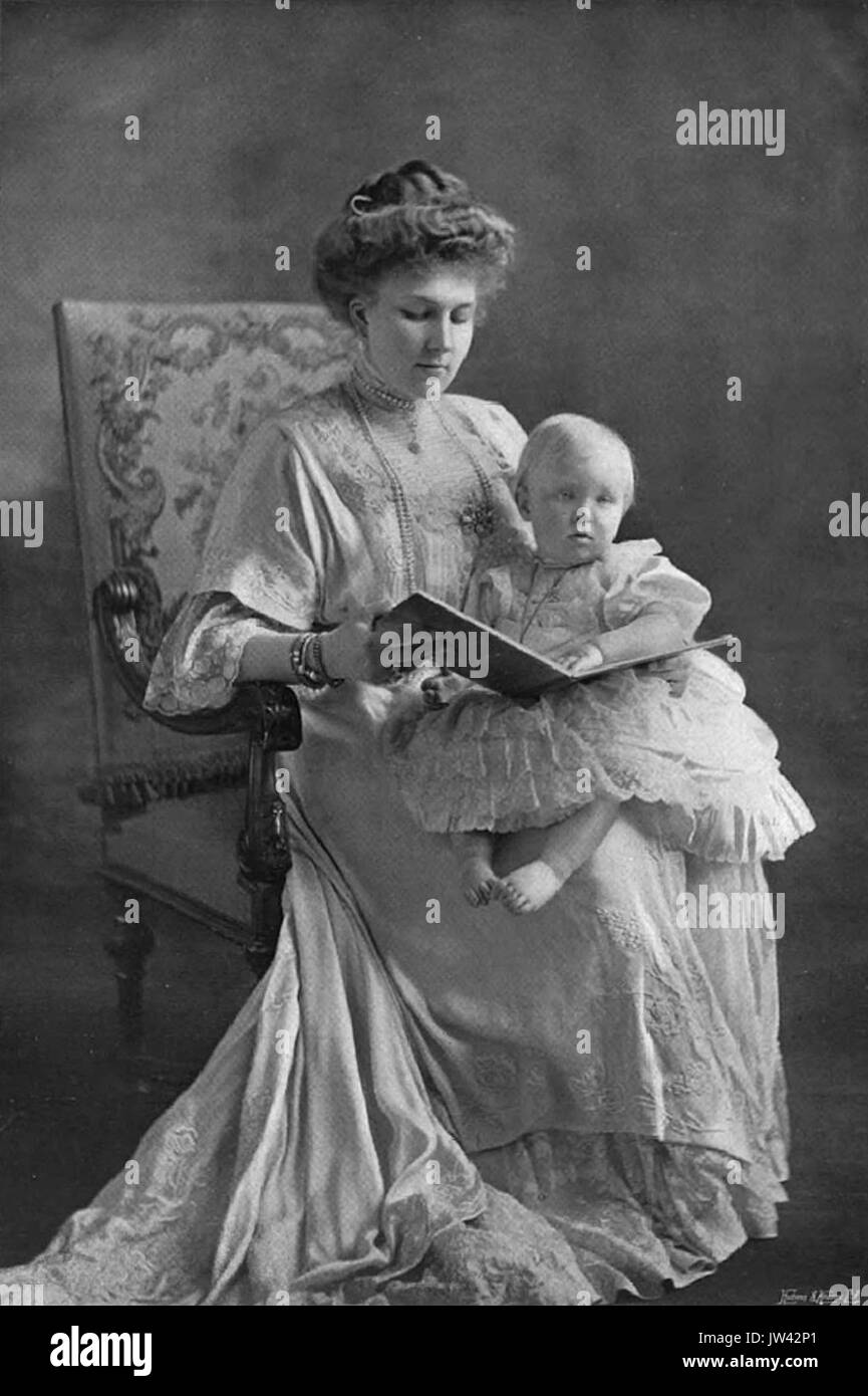 Victoria Eugenia di Battenberg e figlio, Speaight, CL n. 639, 1909 Foto Stock