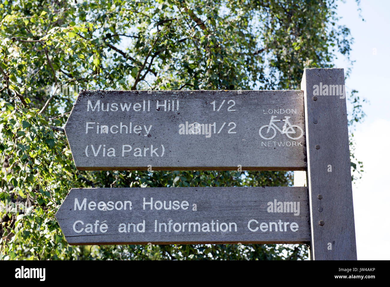 Fingerpost con le indicazioni per Muswell Hill e Finchley parte della London cycle Network Foto Stock