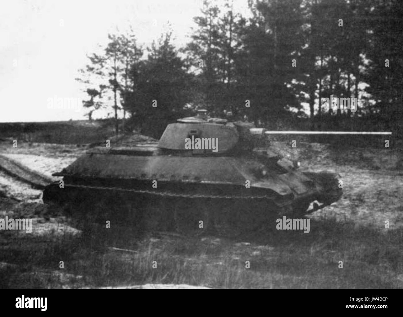Questo si riferisce al T-34/57, un carro armato sovietico sviluppato durante la seconda guerra mondiale. Era equipaggiato con un cannone da 57 mm, offrendo migliori capacità anticarro rispetto ai suoi predecessori. Foto Stock