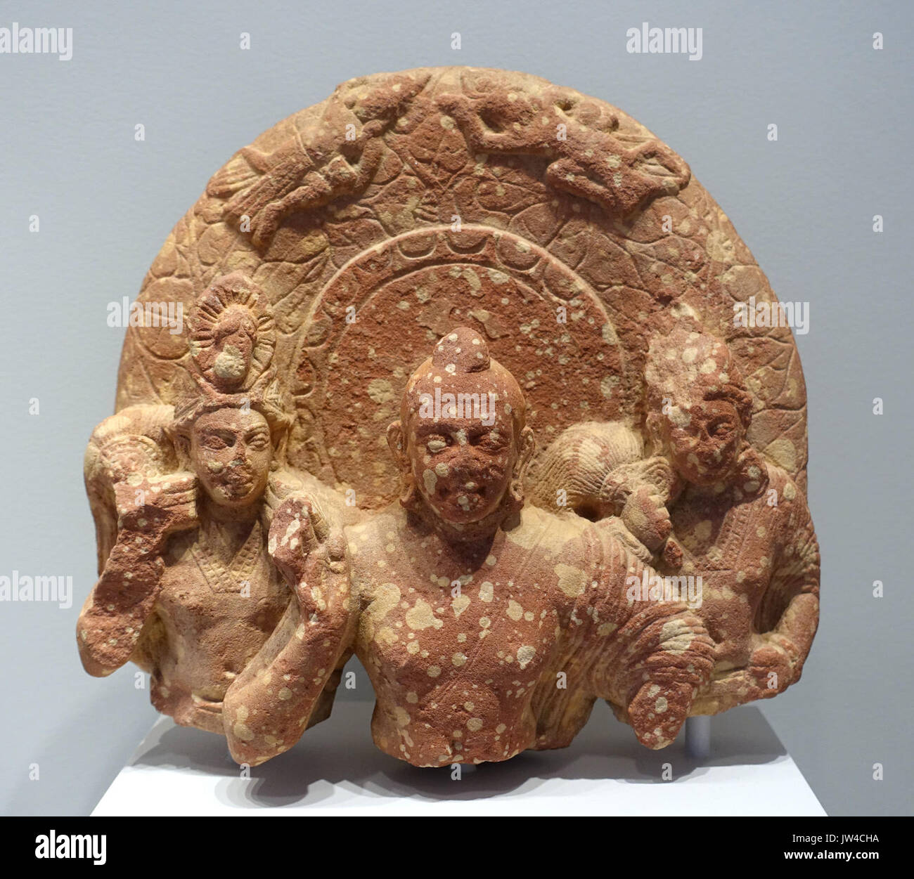 Stele con il Buddha e due accompagnatori, India, Mathura, Uttar Pradesh, periodo Kushan, inizi II secolo D.C., rosso Sikri arenaria Arthur M Sackler Museum, Harvard University DSC00829 Foto Stock