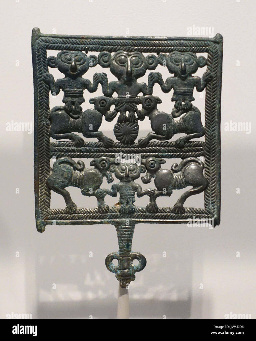 Demoni e felini, la testa di un abito di grandi dimensioni pin, Iran, Luristan, decimo ottavo secolo a.c. bronzo piombato Arthur M Sackler Museum, Harvard University DSC01577 Foto Stock