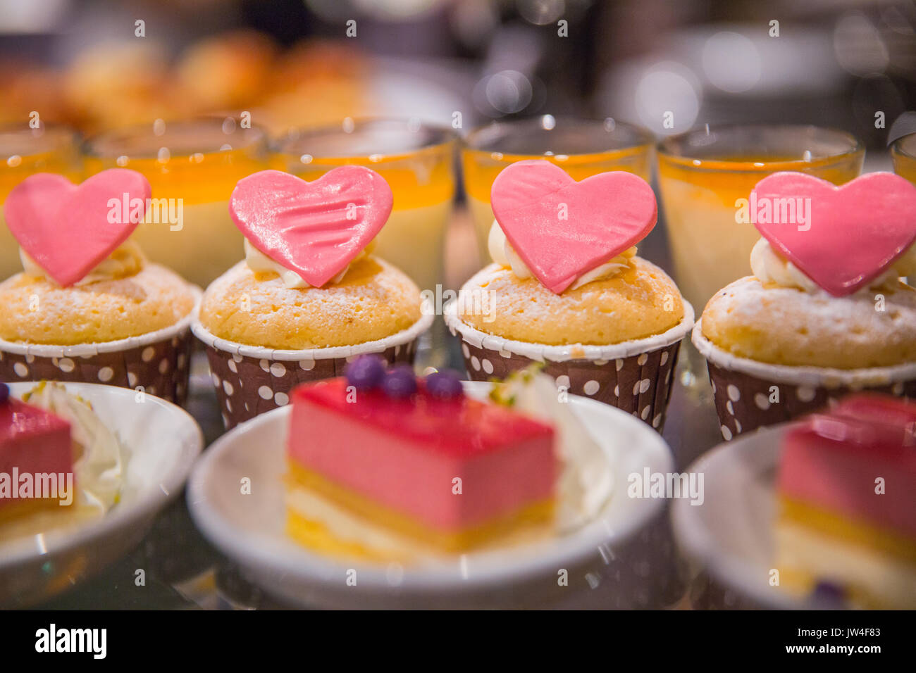 Messa a fuoco selettiva su cup cake, torta di sfocatura in primo piano, display per dessert cocktail party. Foto Stock