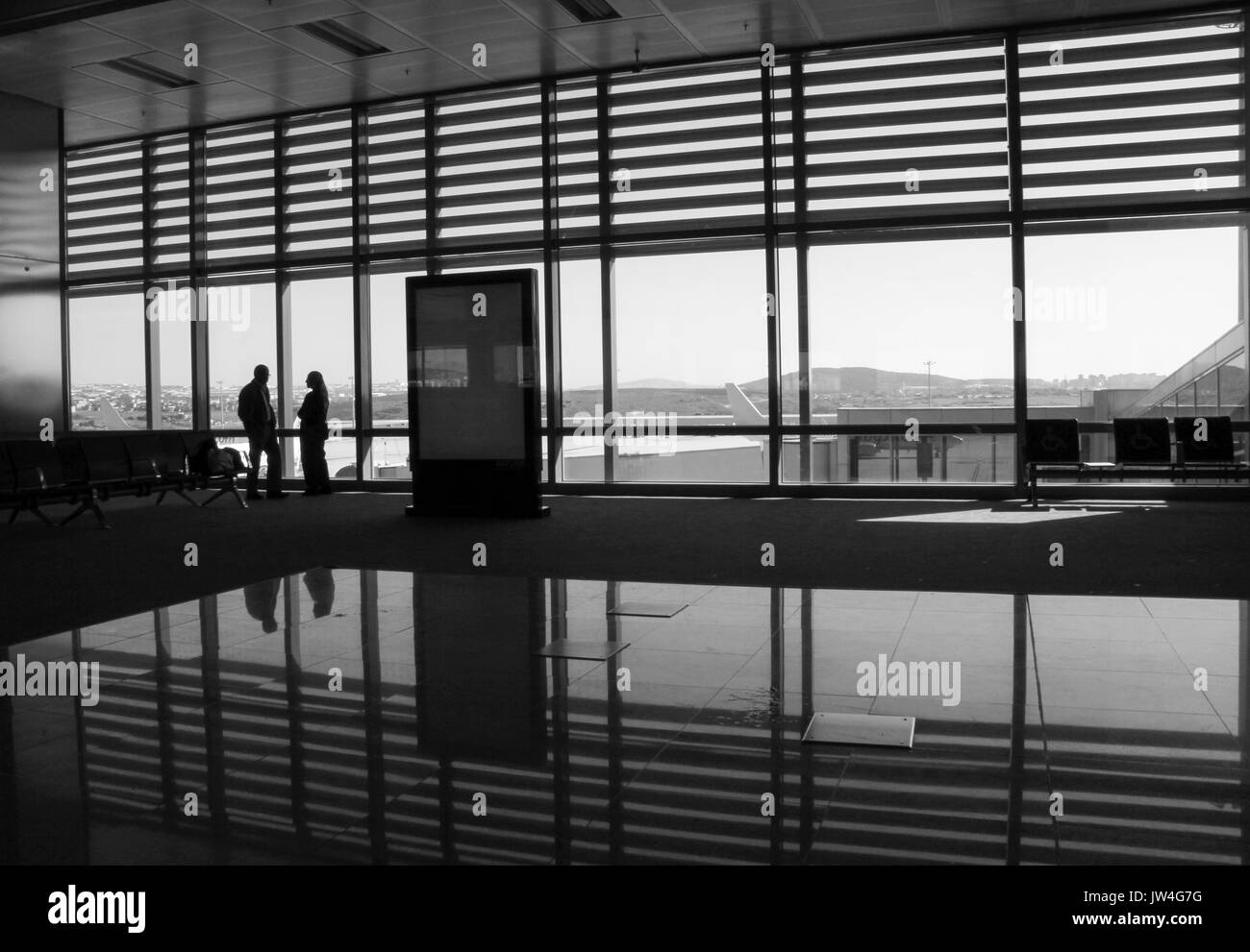 I passeggeri in aeroporto in attesa per il suo piano Foto Stock