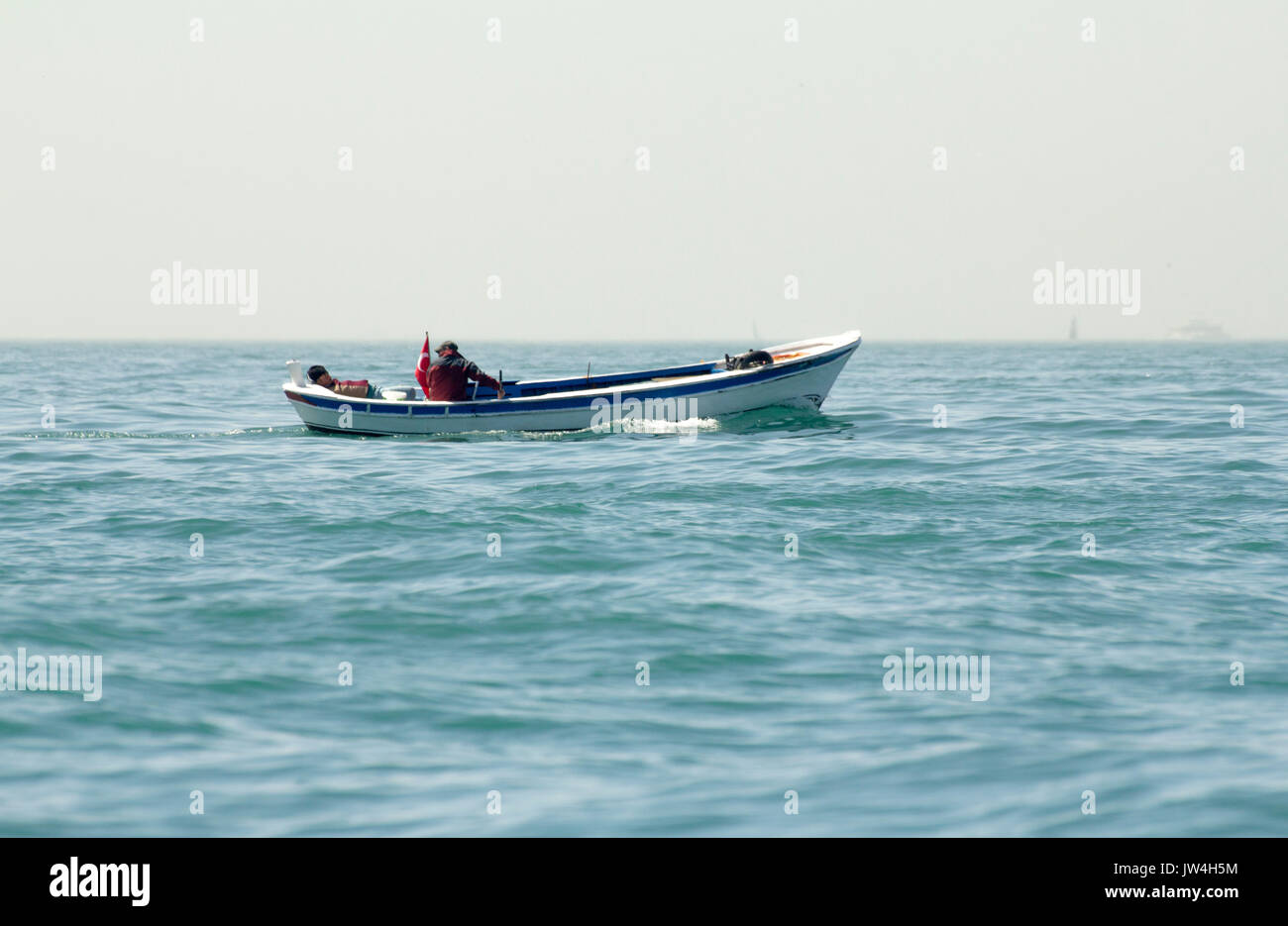 Immagine della barca da pesca in mare aperto Foto Stock