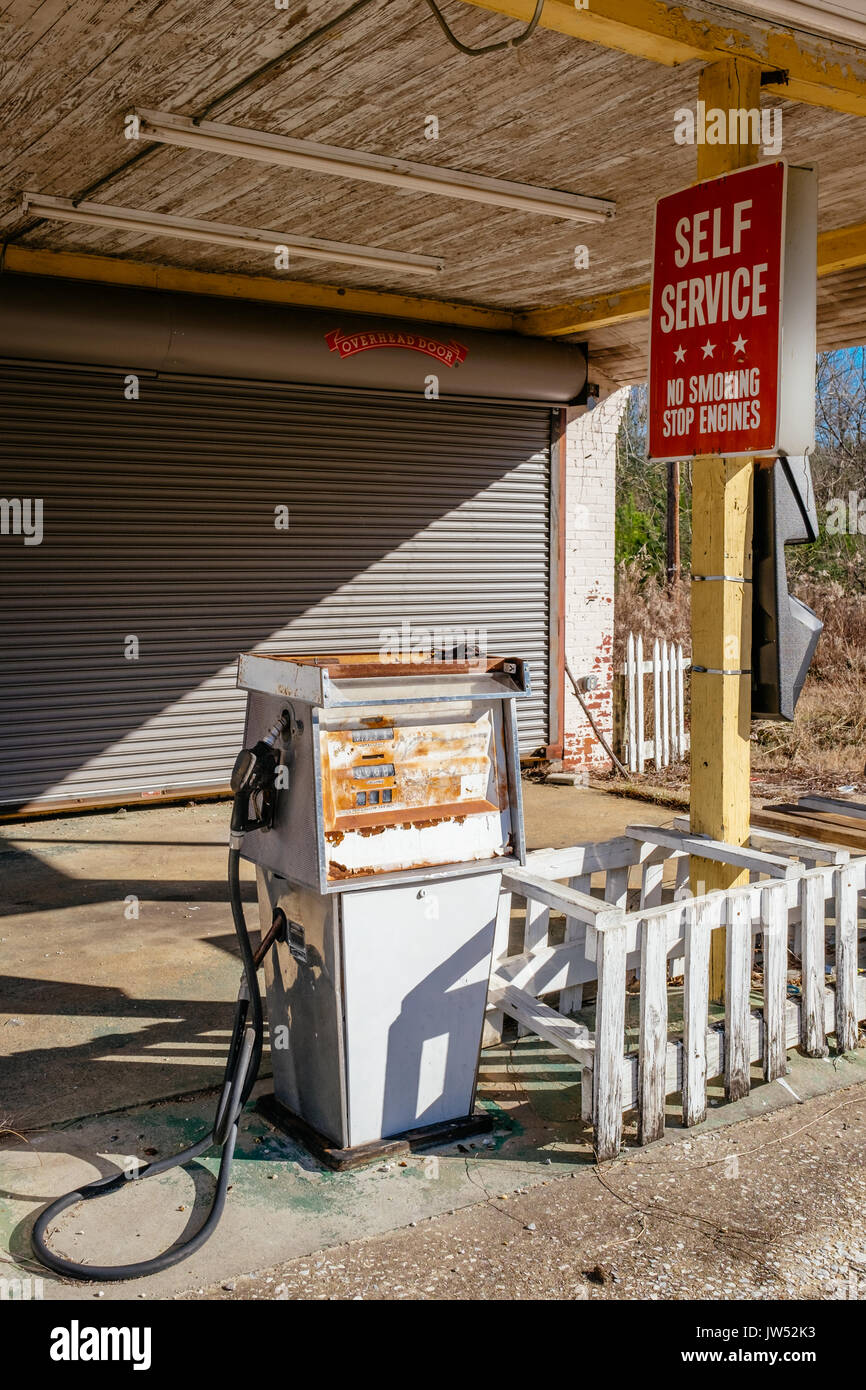 Vecchia ruggine pompa a gas ad un abbandono della stazione di gas nelle zone rurali di Alabama, Stati Uniti. Foto Stock