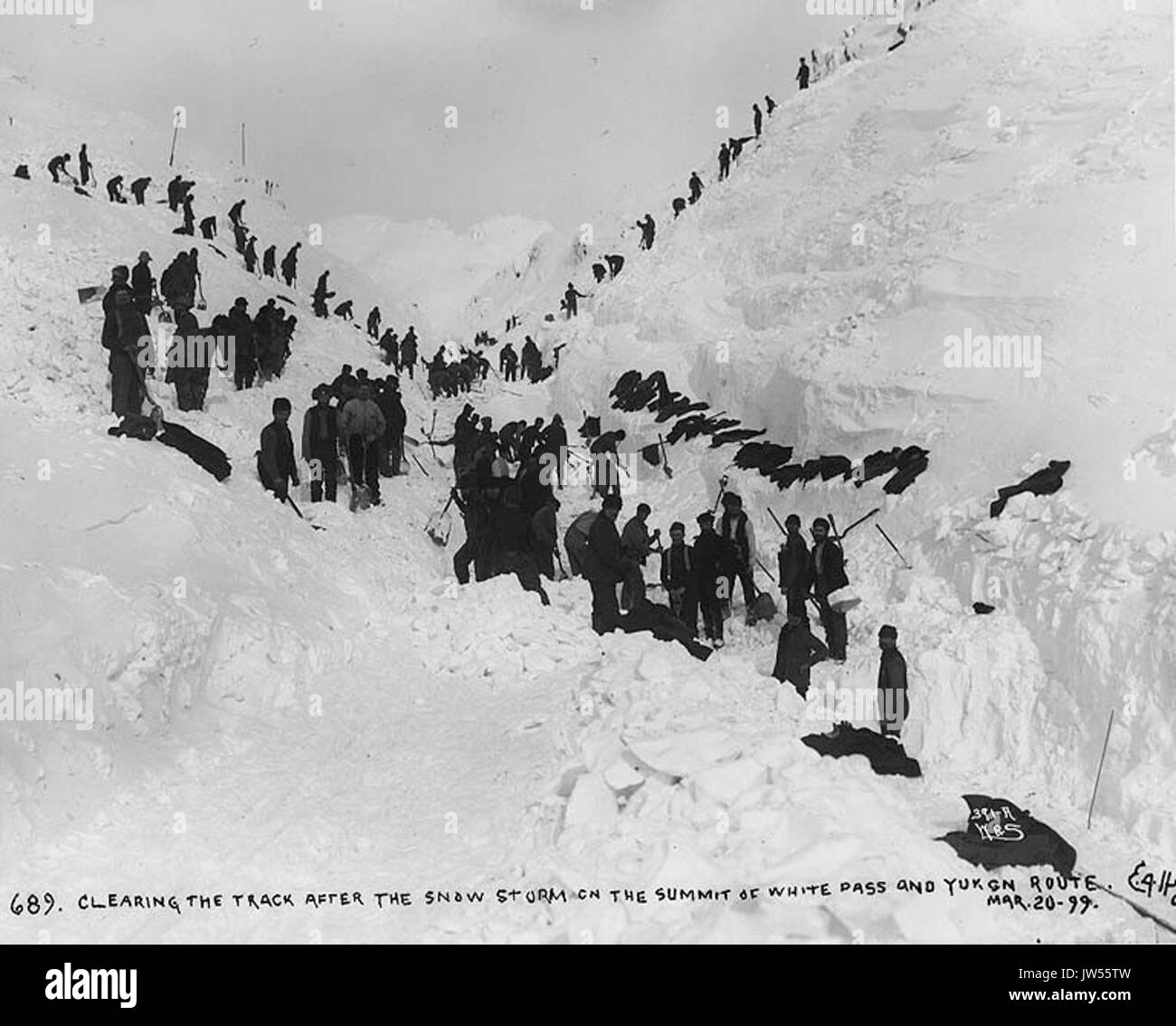 La cancellazione delle tracce del White Pass & Yukon Railroad dopo una tempesta di neve sul vertice del Pass bianco, Alaska, Marzo 20, 1899 (HEGG 338) Foto Stock