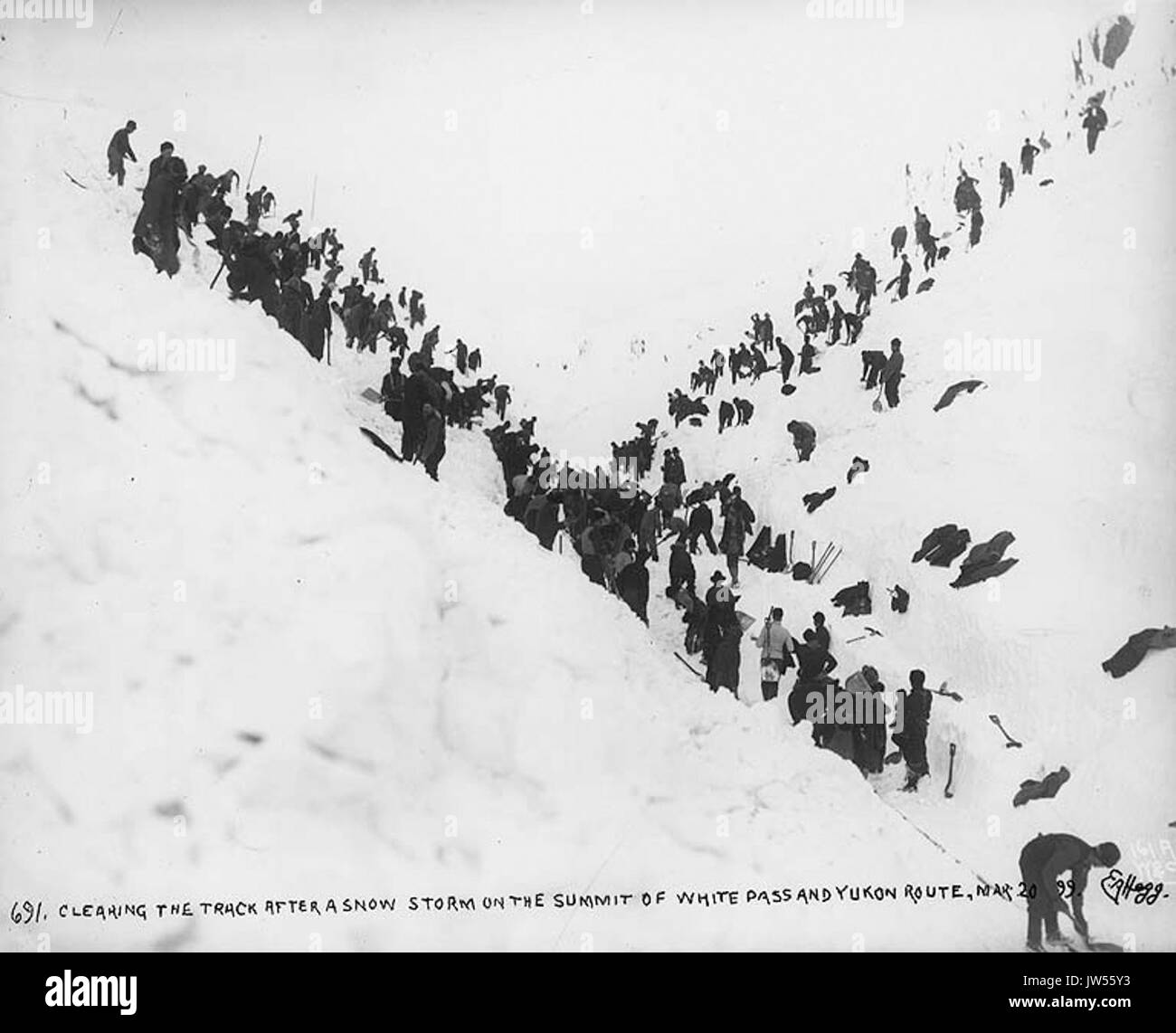 La cancellazione delle tracce del White Pass & Yukon Railroad dopo una tempesta di neve sul vertice del Pass bianco, Alaska, Marzo 20, 1899 (HEGG 465) Foto Stock