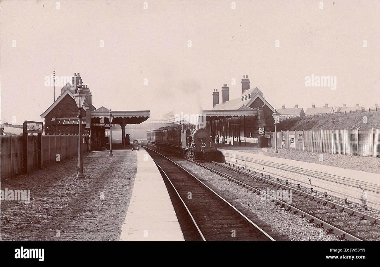 Questa cartolina d'epoca raffigura la stazione ferroviaria di Gorleston on Sea, un importante centro di trasporto situato a Gorleston, Norfolk, Inghilterra. La stazione è stata parte integrante dei viaggi e dei trasporti locali nella regione, servendo sia passeggeri che merci per oltre un secolo. Foto Stock