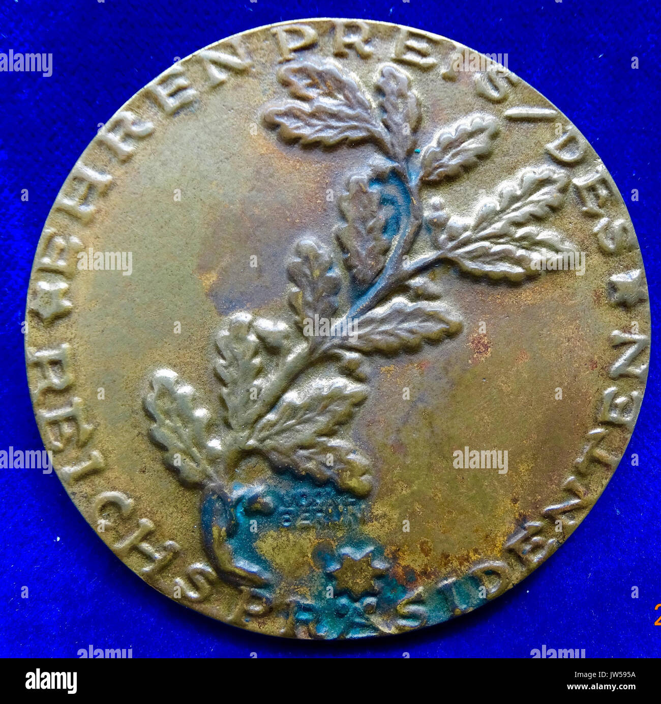 Questa medaglia dalla Germania, emessa nel 1929, commemora il Verfassungstag (giorno della Costituzione), segnando una data importante nella storia politica tedesca. È probabile che il retro contenga simboli significativi dell'epoca. Foto Stock