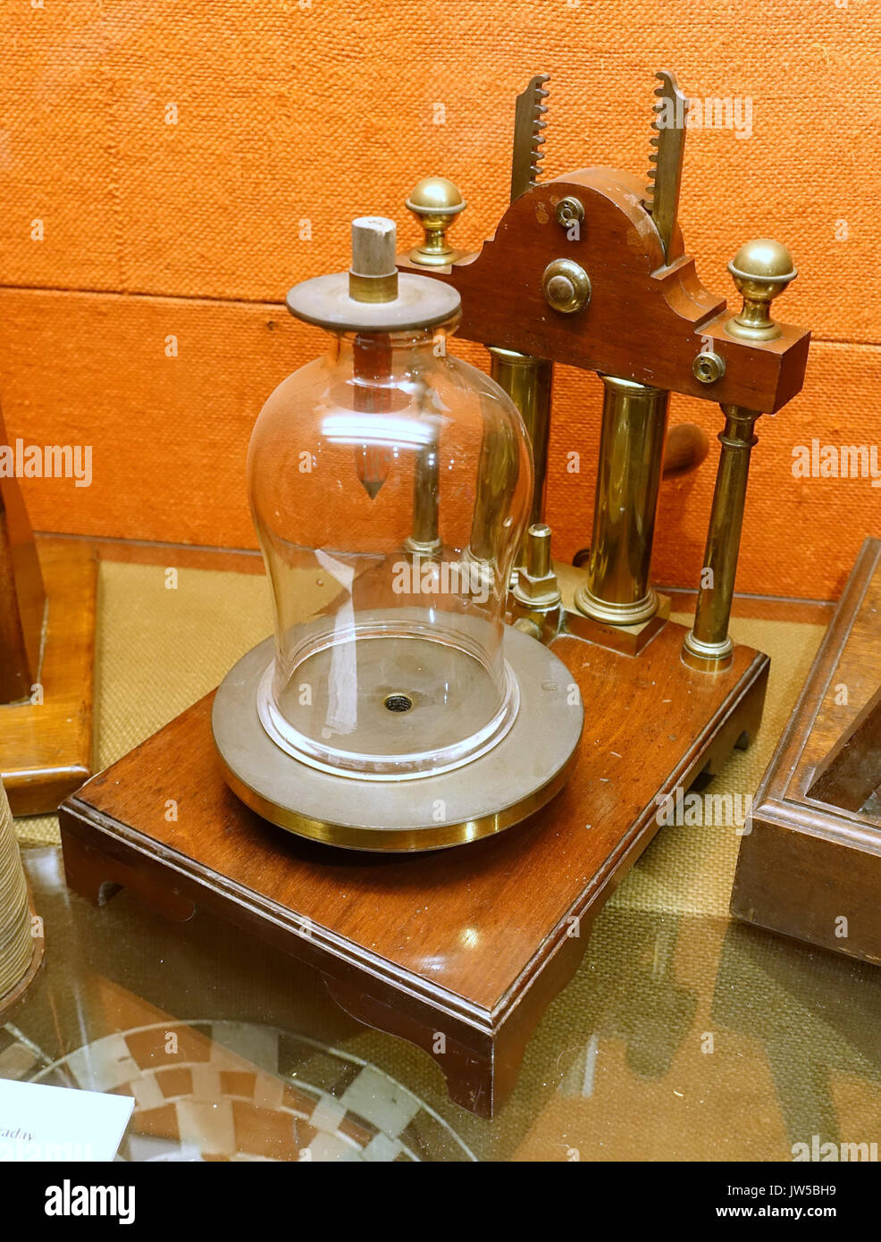 Pompa per il vuoto e la campana, Watkins & Hill, Charing Cross Road, Londra, c 1835 1845 Fox Talbot Museum Wiltshire, Inghilterra DSC01066 Foto Stock