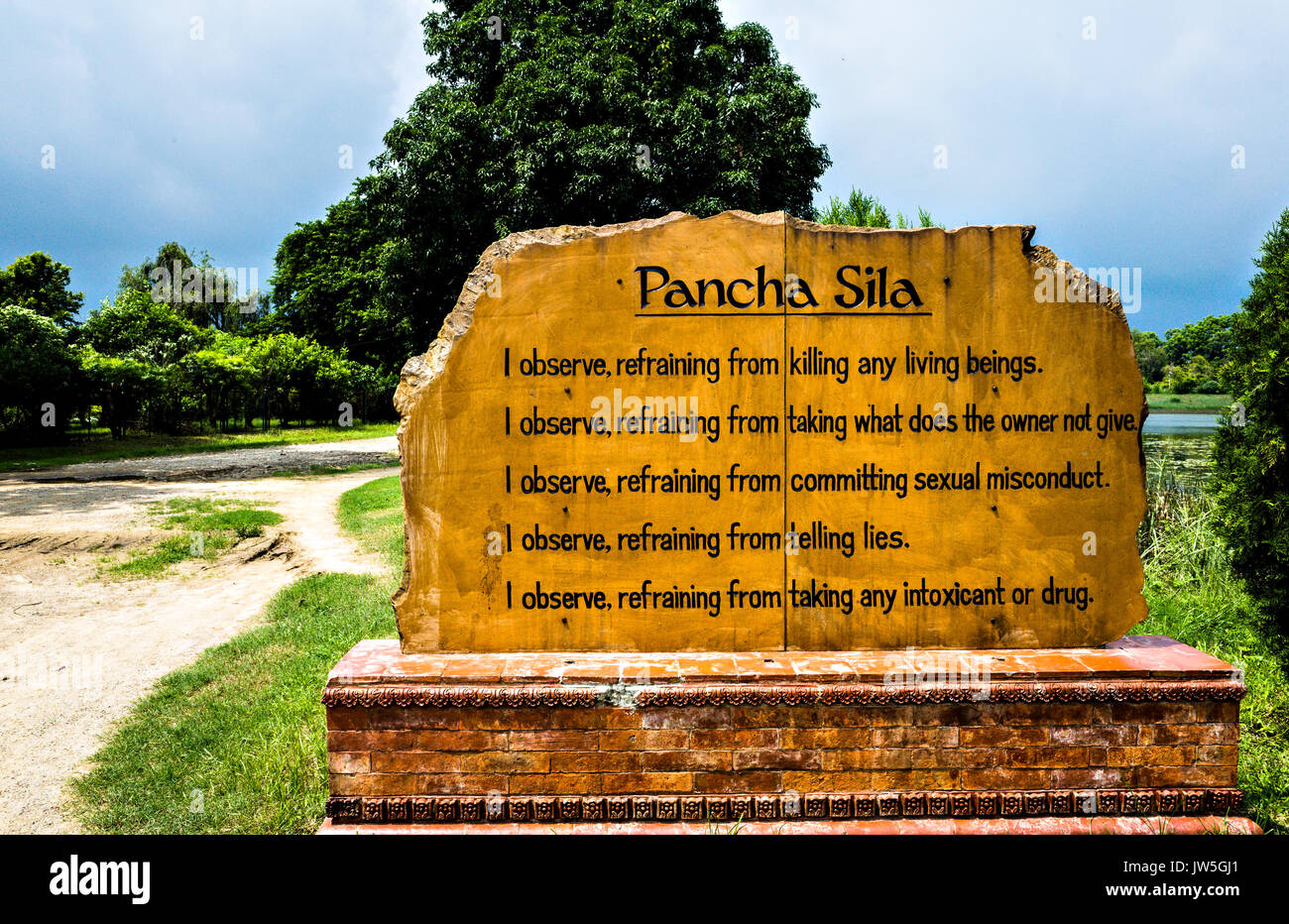Pancha shila o cinque precetti morali del buddismo inscritto in una parete, lumbini pace giardino, Nepal Foto Stock