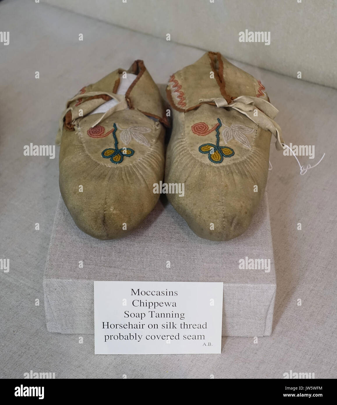 Mocassini, Chippewa, sapone concia, crine sul filo di seta, probabilmente coperta cucitura Museo Robbins Middleborough, Massachusetts DSC03905 Foto Stock
