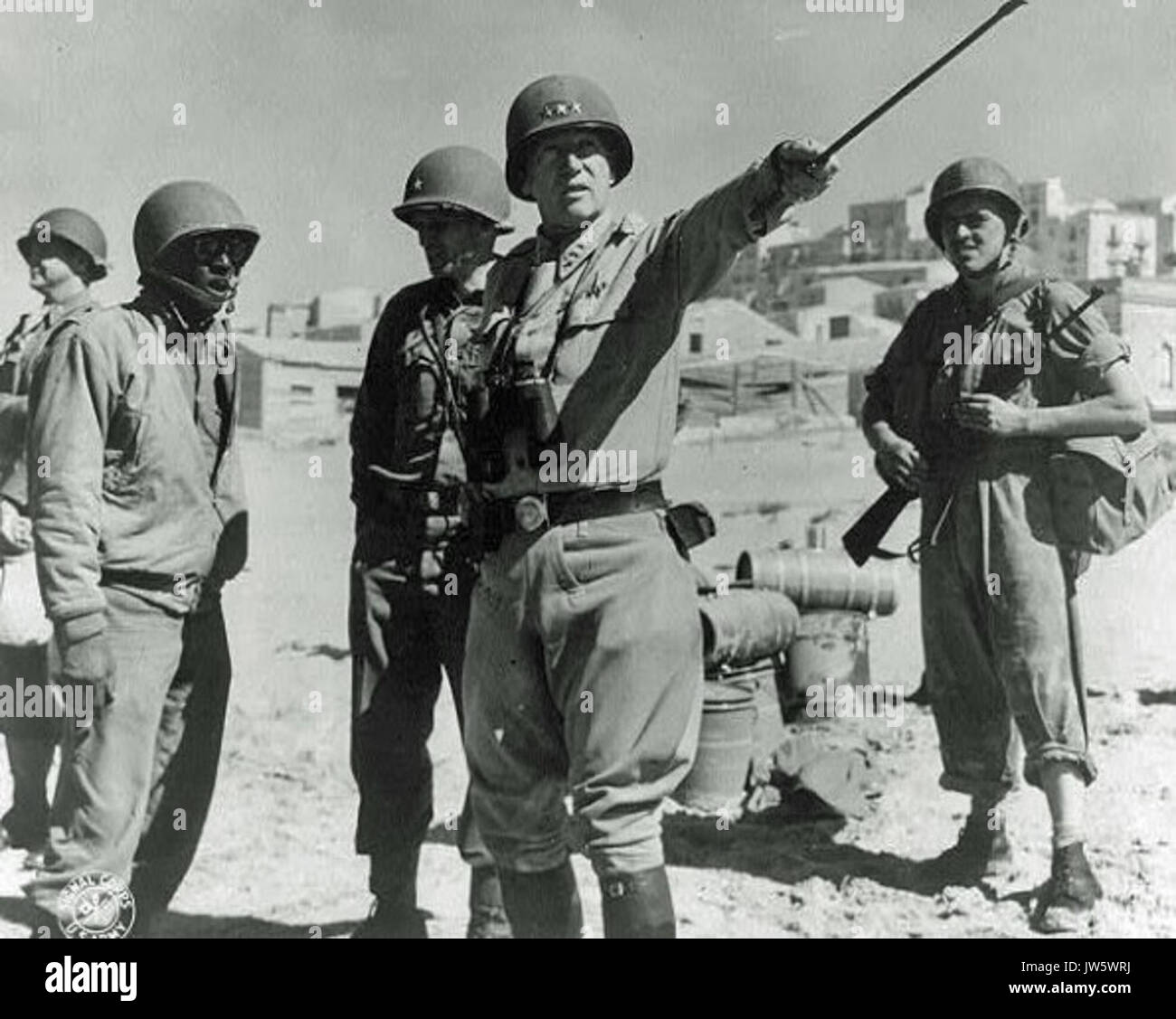 Lt generale George Patton istruire le truppe in Sicilia Foto Stock