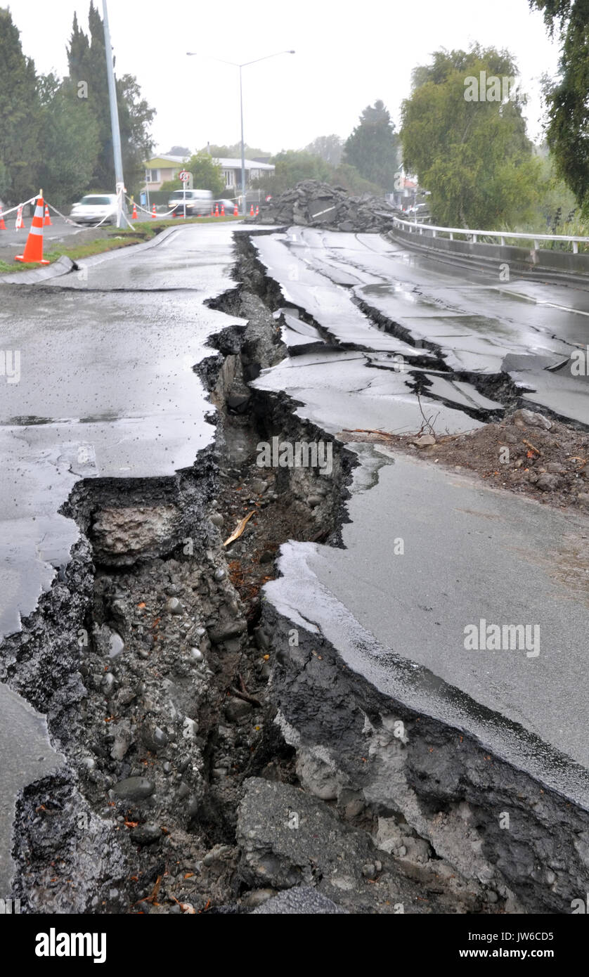 Grandi incrinature appaiono nella Fitzgerald Avenue ponte sopra il fiume Avon a seguito del recente terremoto. Il ponte si placarono più di 4 piedi Foto Stock Grandi incrinature appaiono nella Fitzgerald Avenue ponte sopra il fiume Avon a seguito del recente terremoto. Il ponte si placarono più di 4 piedi Foto Stock