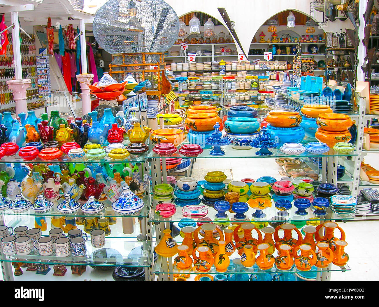La tradizionale ceramica tunisina nei mercati della Tunisia Foto Stock