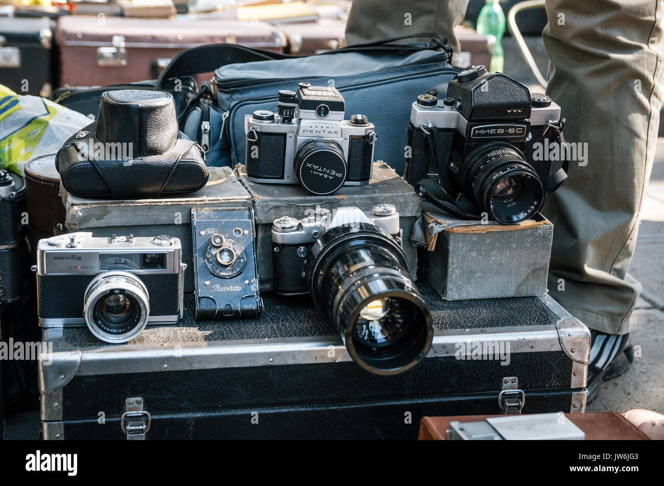 Tbilisi, Georgia - 15 Ottobre 2016: mercato delle pulci sul ponte a secco avente un sacco di vintage e nuove telecamere. Foto Stock