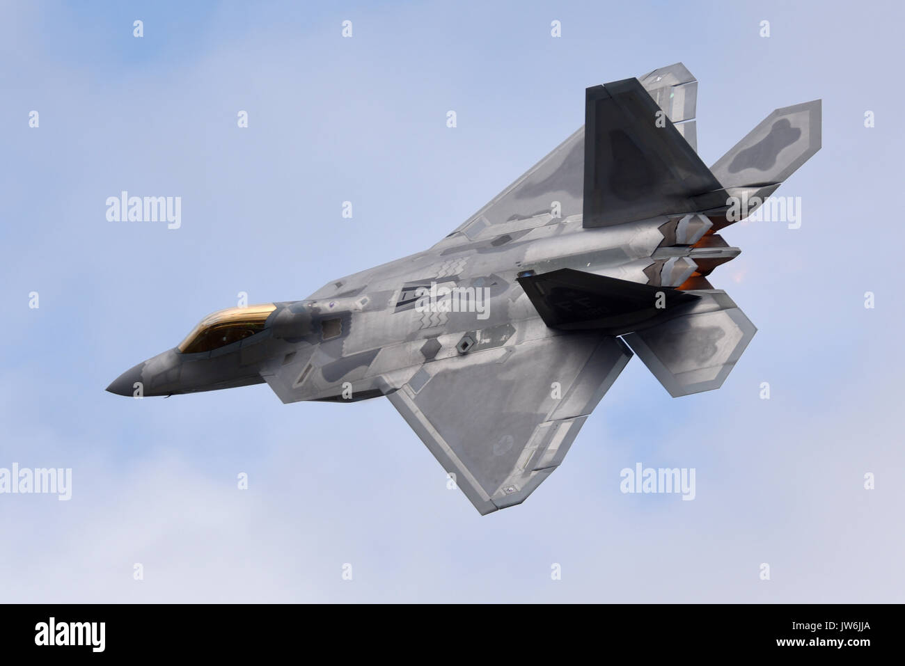 Lockheed Martin F-22 Raptor aereo da combattimento stealth in volo al RIAT Airshow nel Regno Unito. Aereo militare dell'aeronautica DEGLI STATI UNITI Foto Stock