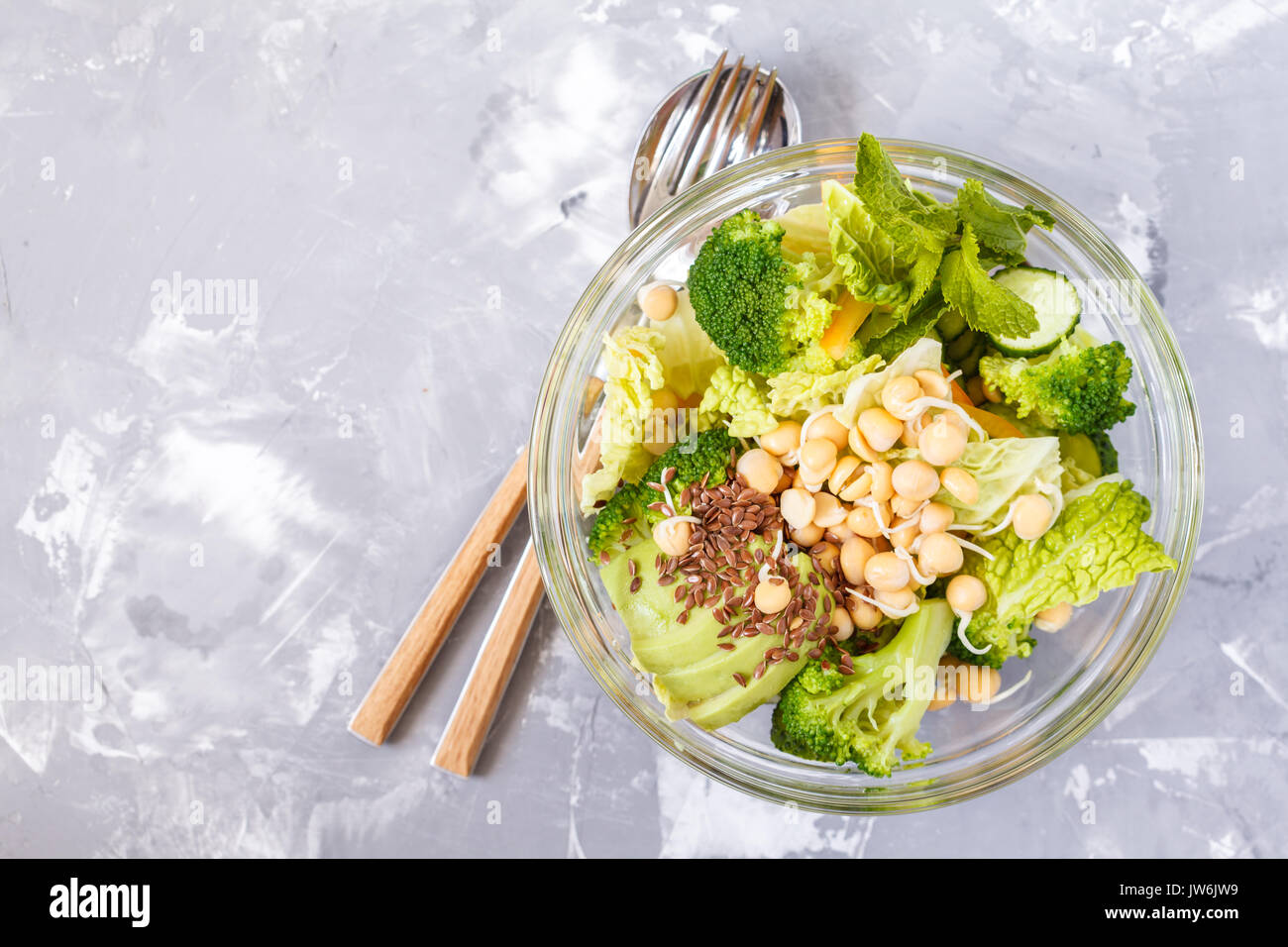 Verde insalata sana con broccoli, cetriolo, avocado e germogli di ceci. Amore per un sano cibo vegan concetto. Foto Stock