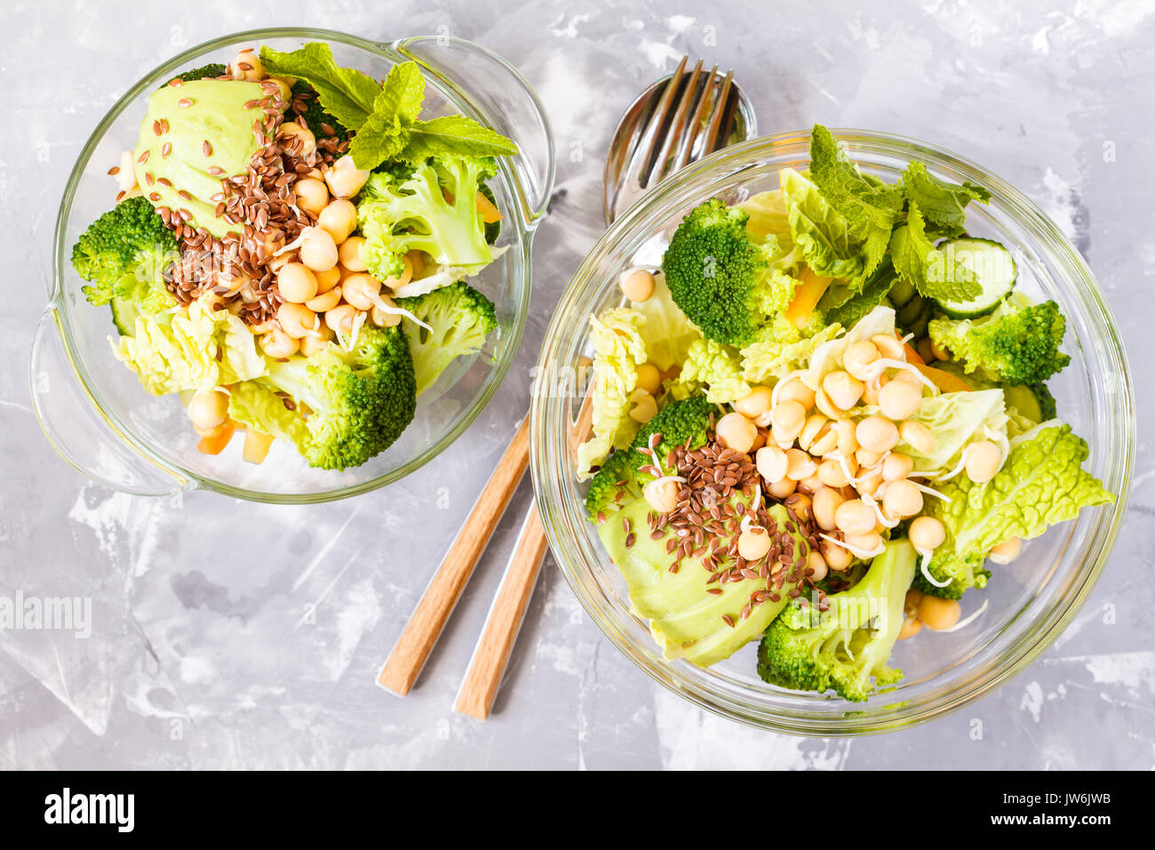 Verde insalata sana con broccoli, cetriolo, avocado e germogli di ceci. Amore per un sano cibo vegan concetto. Foto Stock