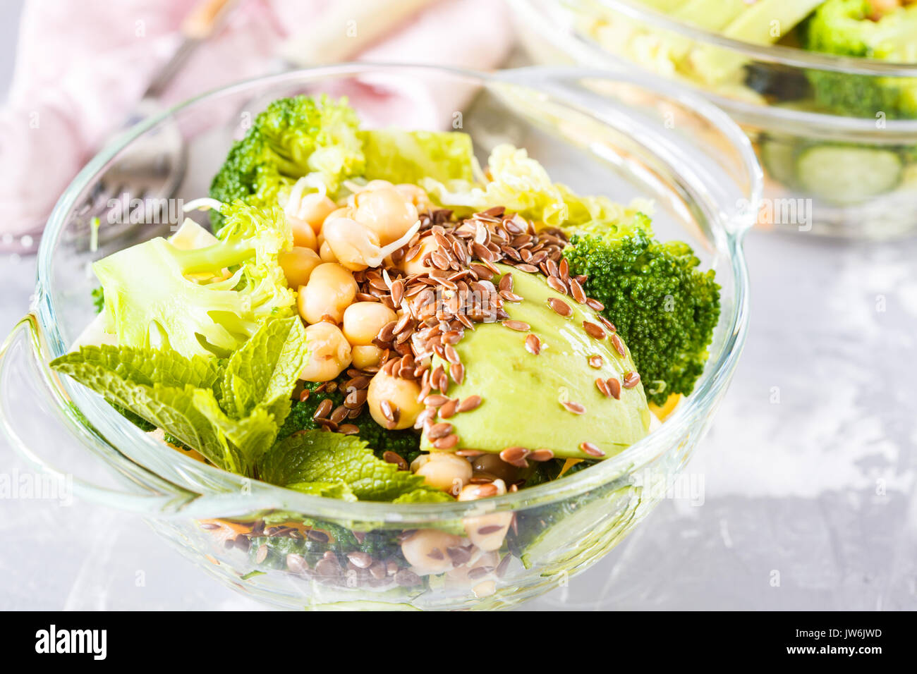 Verde insalata sana con broccoli, cetriolo, avocado e germogli di ceci. Amore per un sano cibo vegan concetto. Foto Stock