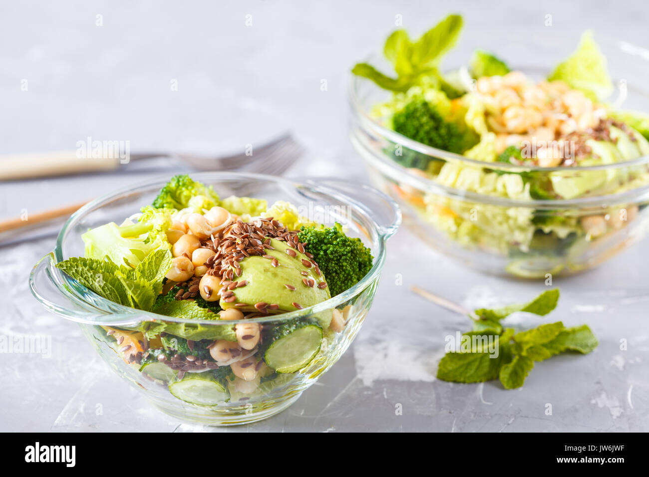 Verde insalata sana con broccoli, cetriolo, avocado e germogli di ceci. Amore per un sano cibo vegan concetto. Foto Stock