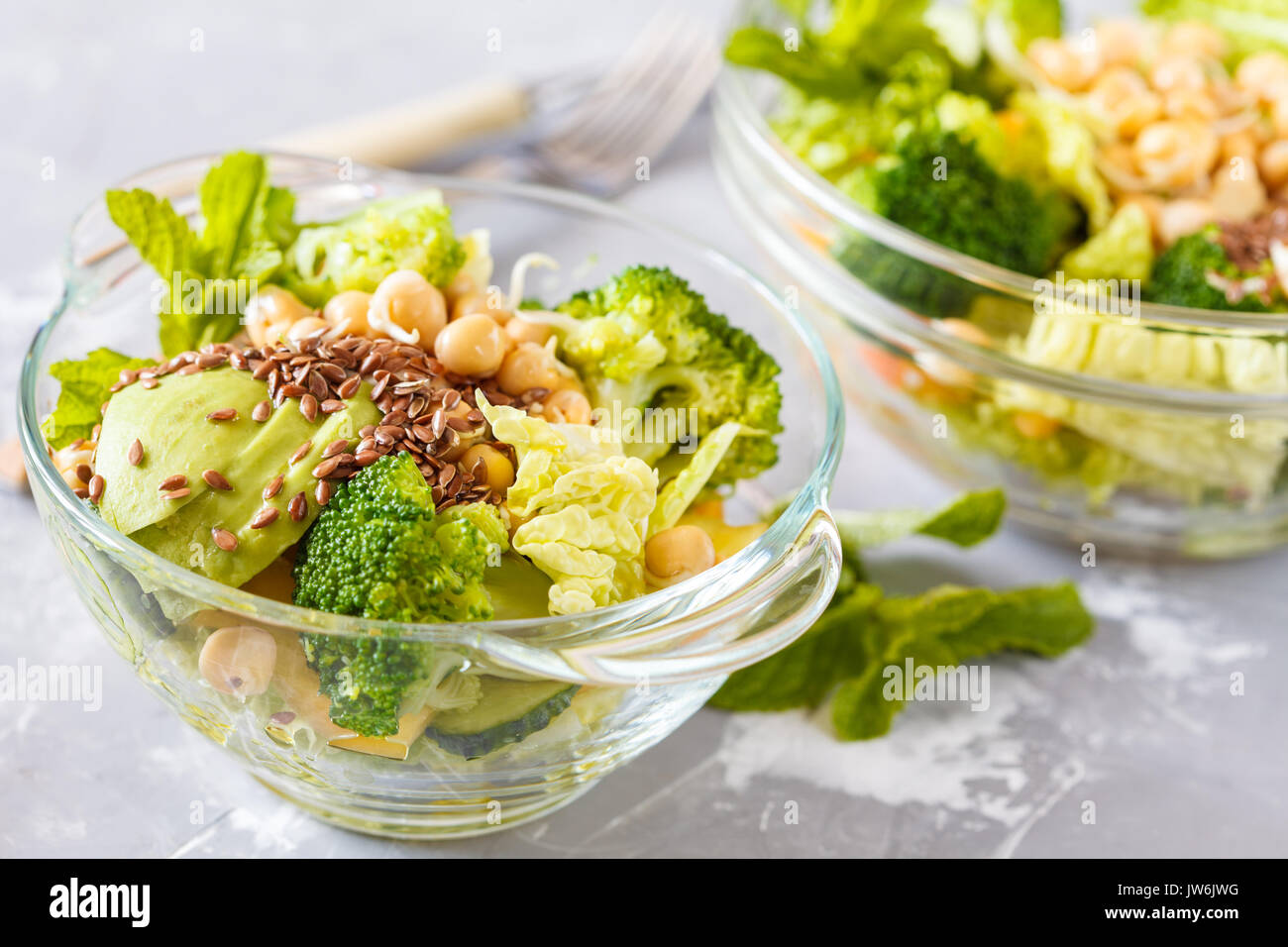 Verde insalata sana con broccoli, cetriolo, avocado e germogli di ceci. Amore per un sano cibo vegan concetto. Foto Stock