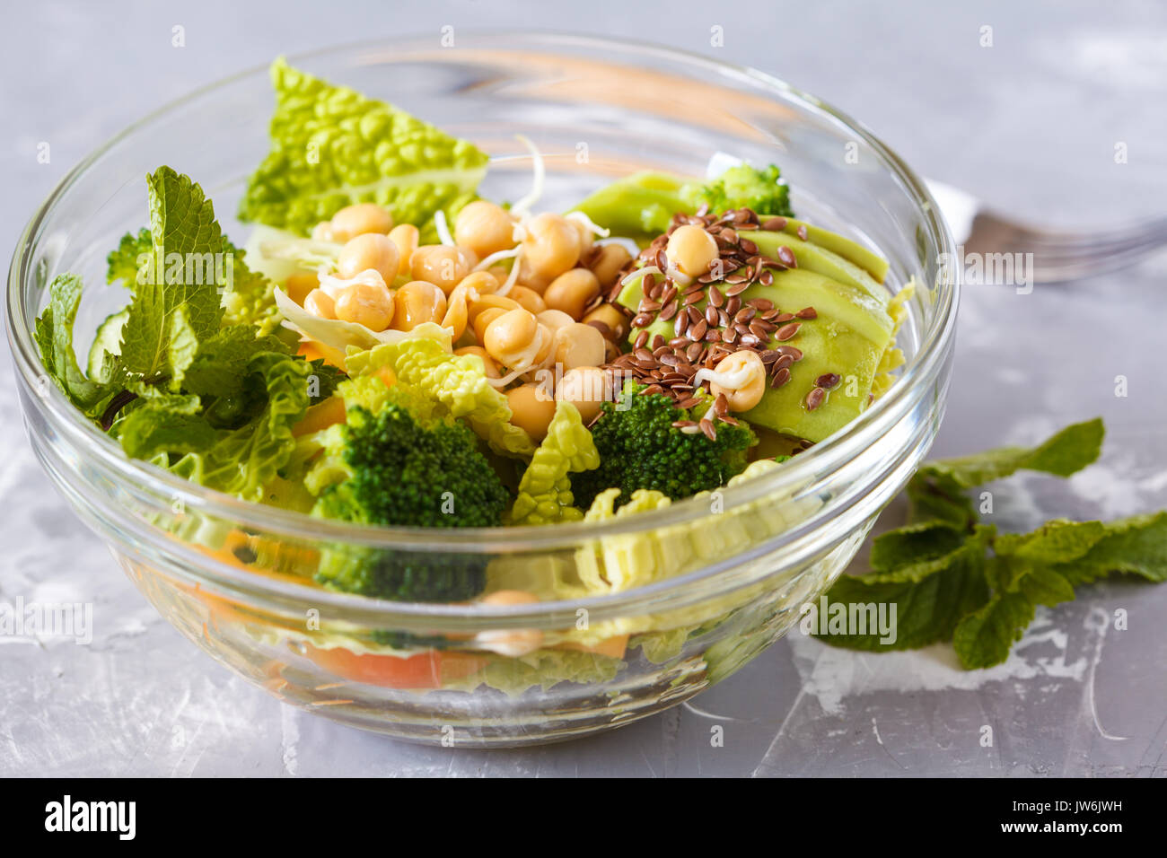 Verde insalata sana con broccoli, cetriolo, avocado e germogli di ceci. Amore per un sano cibo vegan concetto. Foto Stock