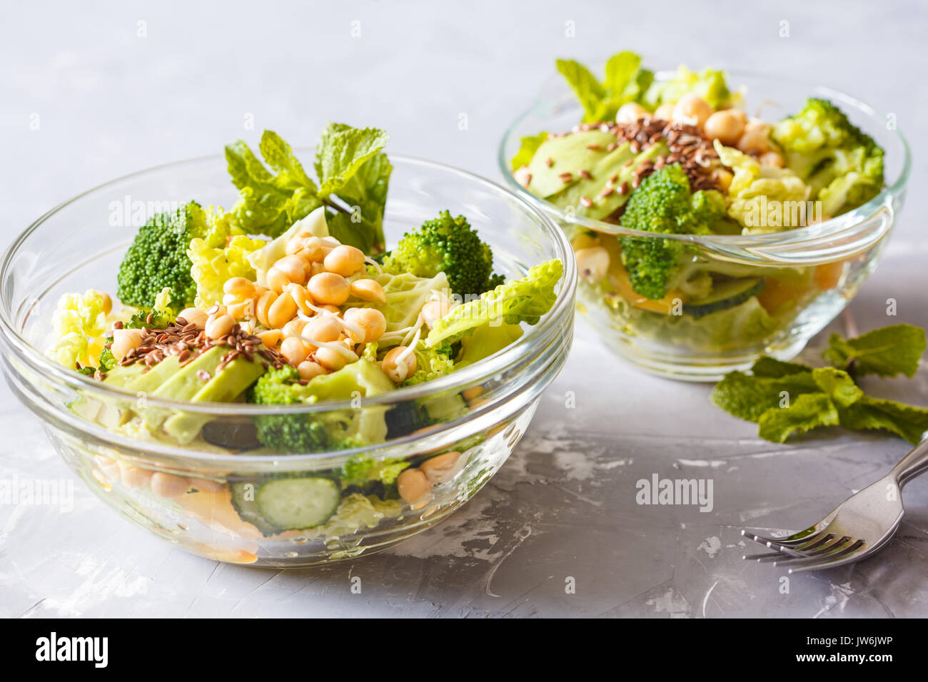 Verde insalata sana con broccoli, cetriolo, avocado e germogli di ceci. Amore per un sano cibo vegan concetto. Foto Stock