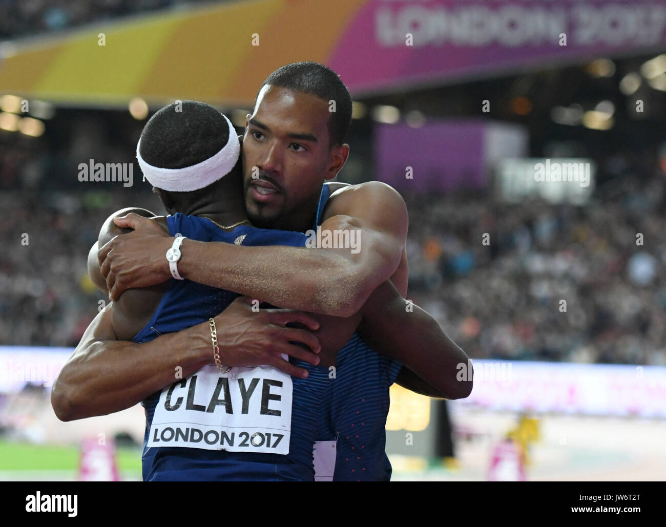 Londra, Regno Unito. 10 Ago, 2017. Ponticello tripla Chris Taylor DAGLI STATI UNITI (R) huggig countryman sarà Claye, venuto solo cinque centimetri a corto di lui, vincendo così la medaglia d argento, dopo Taylor vittoria a uomini salto triplo presso la IAAF Campionati del Mondo, Londra, UK, 10 agosto 2017. Il 27-enne americano ha così strappato il suo terzo titolo dopo quelli in 2011 e 2015. Foto: Bernd Thissen/dpa/Alamy Live News Foto Stock