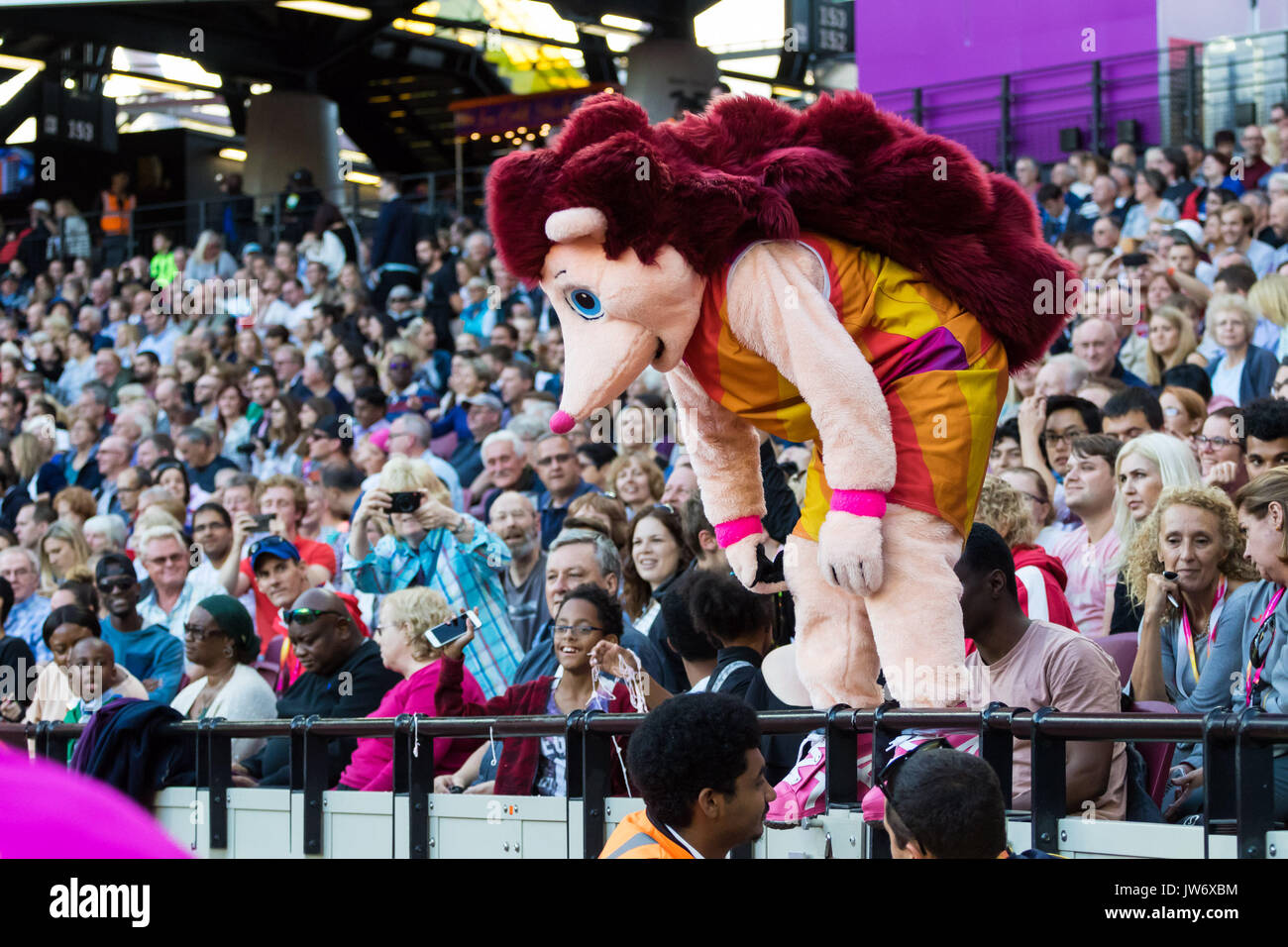 Londra, Regno Unito. 10 Ago, 2017. Londra, Agosto 10 2017 . Hero the Hedgehog intrattiene la folla il giorno sette della IAAF London 2017 Campionati del mondo presso il London Stadium. Credito: Paolo Davey/Alamy Live News Foto Stock