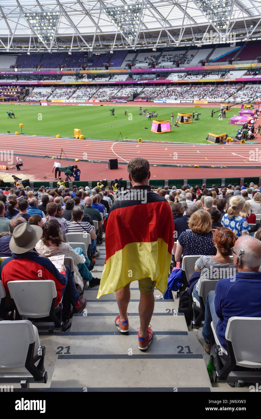 Londra, Regno Unito. 11 agosto 2017. Un tedesco sostenitore passeggiate per la sua sede presso il London Stadium, il giorno otto della IAAF Campionati del Mondo London 2017. Credito: Stephen Chung / Alamy Live News Foto Stock