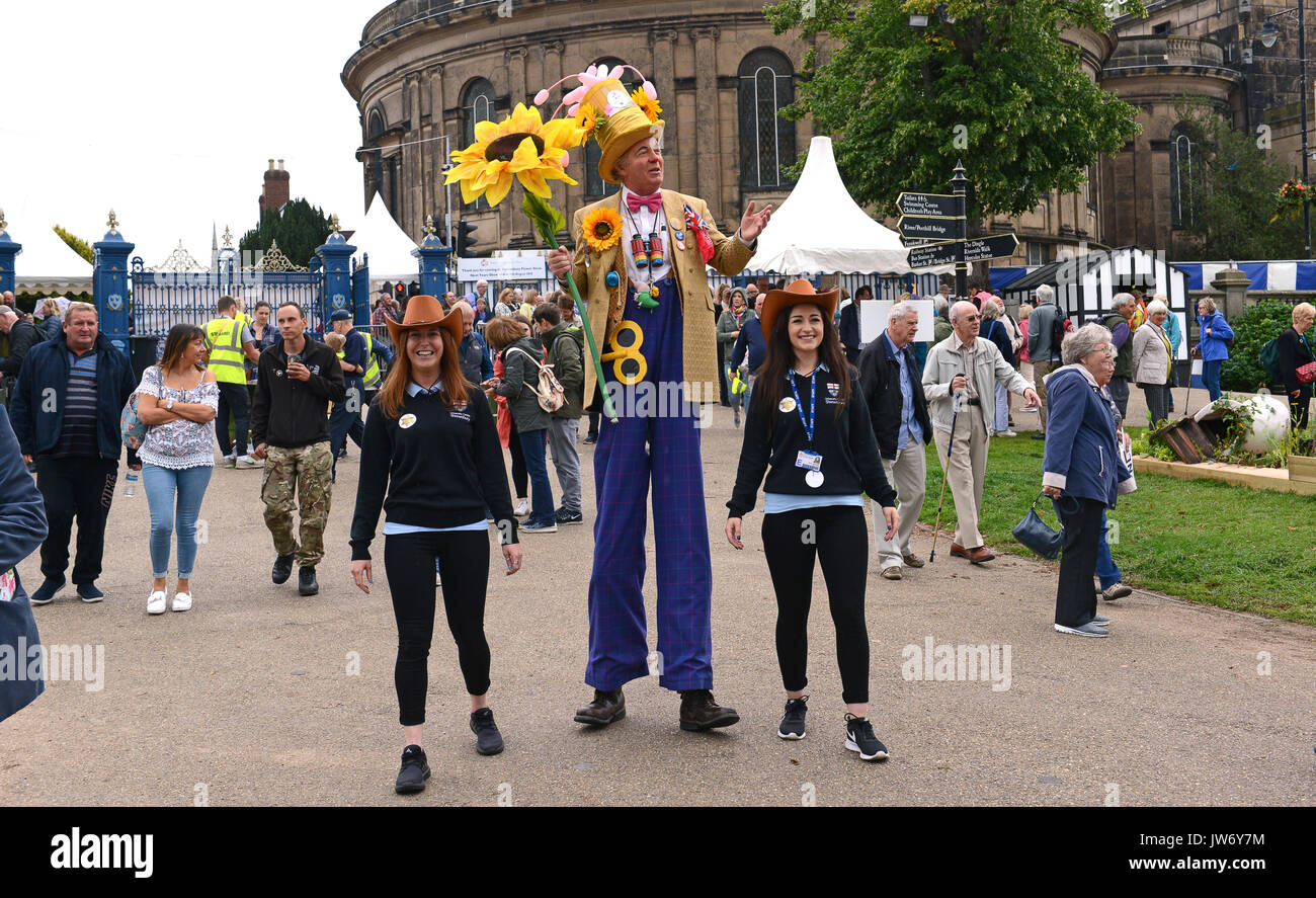 Shropshire, Regno Unito. 11 Agosto, 2017. Benvenuto floreale dal Professor Crump alias Paul Goddard all annuale Shrewsbury Flower Show in Shropshire. I due giorni della manifestazione è aperto oggi e Sabato. Credito: David Bagnall/Alamy Live News Foto Stock