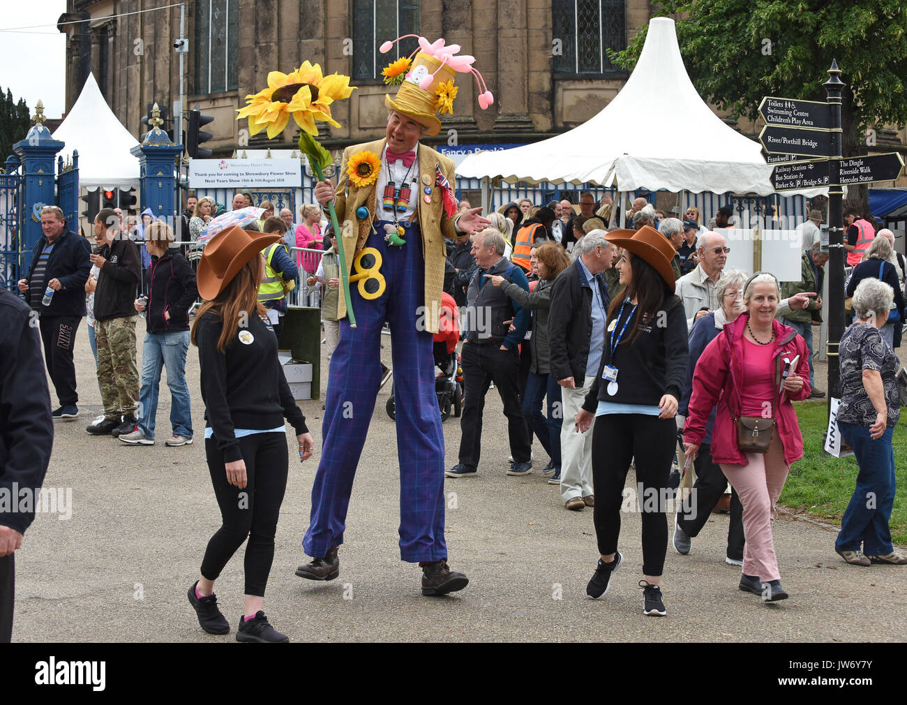Shropshire, Regno Unito. 11 Agosto, 2017. Benvenuto floreale dal Professor Crump alias Paul Goddard all annuale Shrewsbury Flower Show in Shropshire. I due giorni della manifestazione è aperto oggi e Sabato. Credito: David Bagnall/Alamy Live News Foto Stock