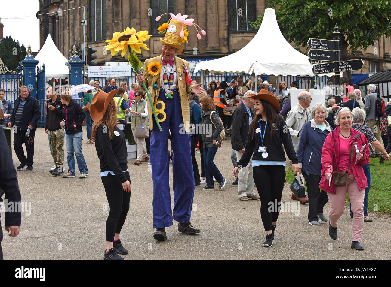 Shropshire, Regno Unito. 11 Agosto, 2017. Benvenuto floreale dal Professor Crump alias Paul Goddard all annuale Shrewsbury Flower Show in Shropshire. I due giorni della manifestazione è aperto oggi e Sabato. Credito: David Bagnall/Alamy Live News Foto Stock