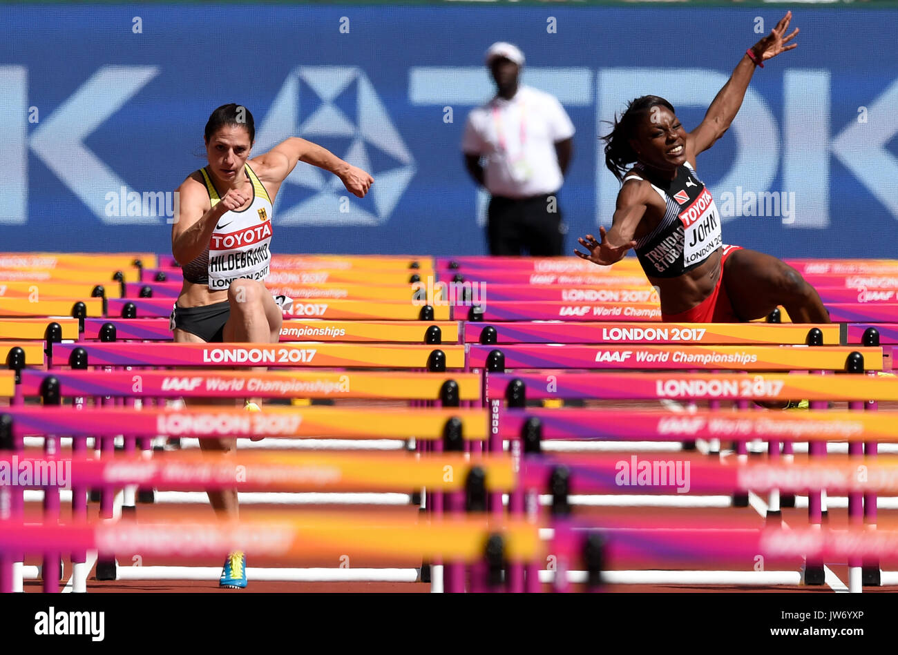 Londra, Regno Unito. 11 Ago, 2017. Nadine Hildebrand (L) della Repubblica federale di Germania in azione mentre Deborah John (R) cade durante le donne a 100 m ostacoli il qualificatore presso la IAAF Campionati del Mondo, Londra, UK, 11 agosto 2017. Foto: Rainer Jensen/dpa/Alamy Live News Foto Stock