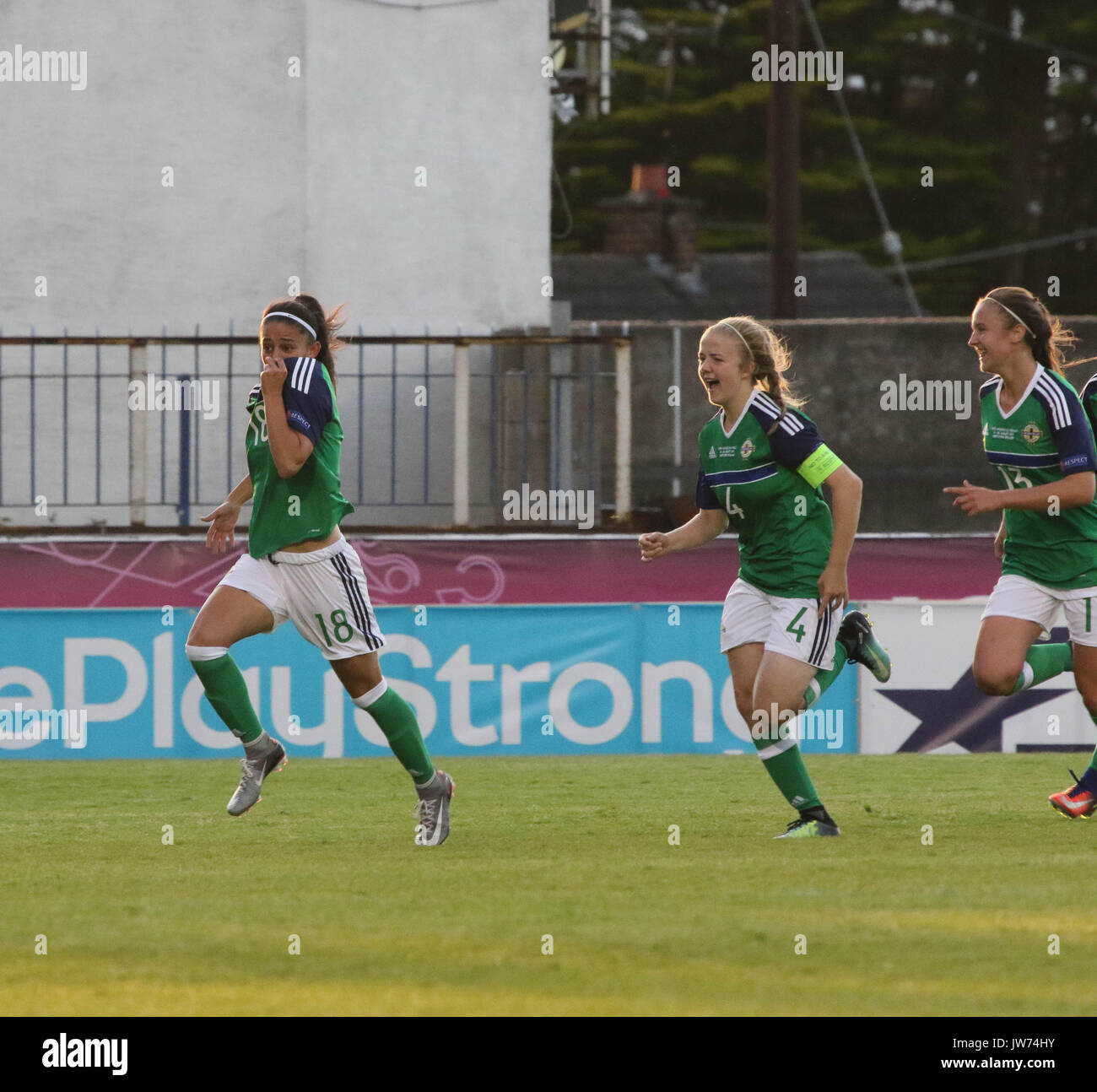 Mourneview Park, Lurgan, Irlanda del Nord. 11 agosto 2017. Femminile UEFA sotto-19 campionato un gruppo - Irlanda del Nord Scozia v. In Irlanda del Nord la Louise McDaniel (18) corre per festeggiare il suo fine equailiser per l Irlanda del Nord. Credito: David Hunter/Alamy Live News. Foto Stock