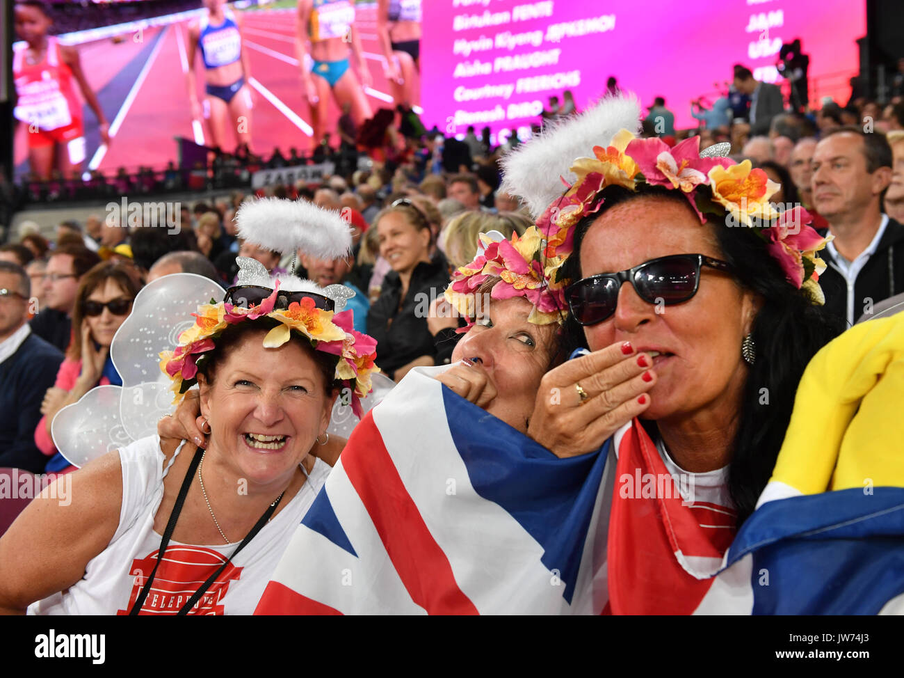 Leichtathletik: IAAF Weltmeisterschaft am 11.08.2017 im Olympiastadion a Londra (Großbritannien). Kostümierte Zuschaurinnen lachen auf der Tribüne. Foto: Bernd Thissen/dpa Foto Stock