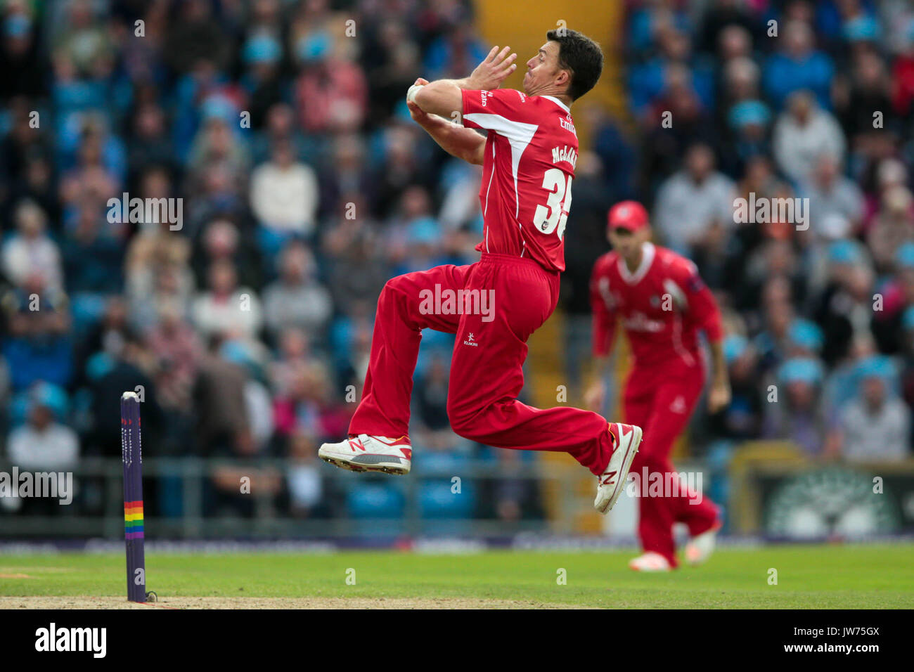 Leeds, Regno Unito. 11 Ago, 2017. Ryan McLaren (Lancashire fulmine) bocce durante la Natwest T20 Blast gioco contro i Vichinghi dello Yorkshire. Yorkshire Vichinghi v Lancashire Lightning venerdì 11 agosto 2017. Foto di Mark P Doherty. Credito: catturati Fotografia di luce limitata/Alamy Live News Foto Stock